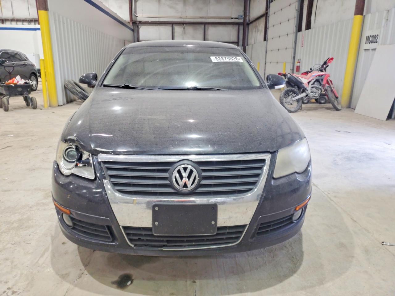 2010 Volkswagen Passat Komfort Black vin: WVWJK7ANXAE110995