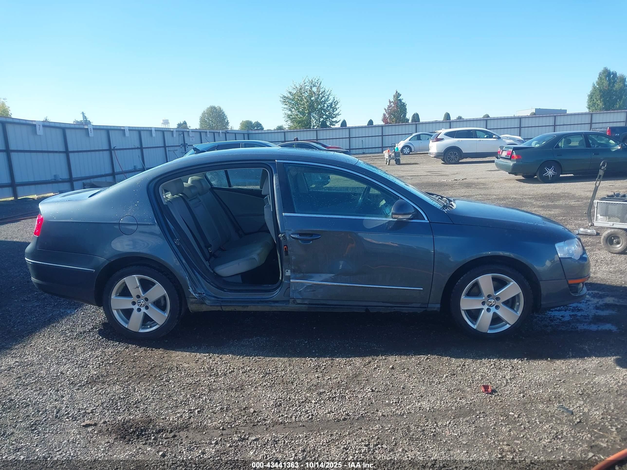 2009 Volkswagen Passat Komfort Gray vin: WVWJK93C09P051785