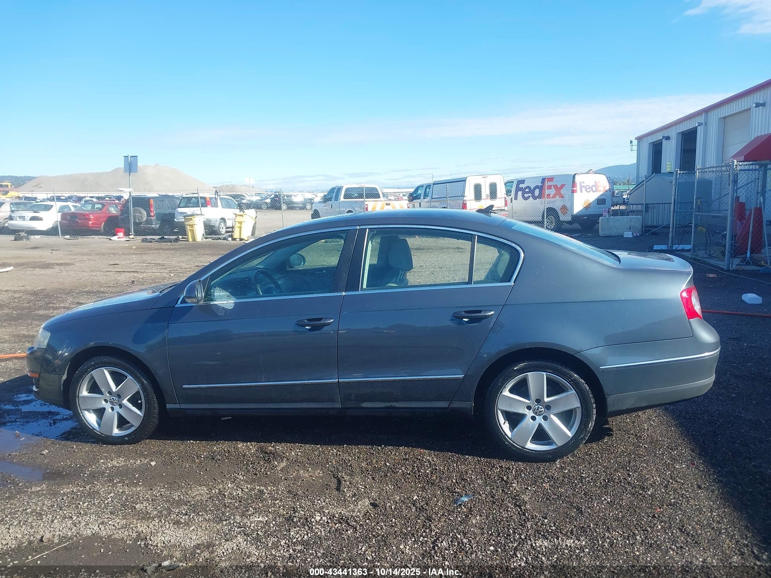 2009 Volkswagen Passat Komfort Gray vin: WVWJK93C09P051785
