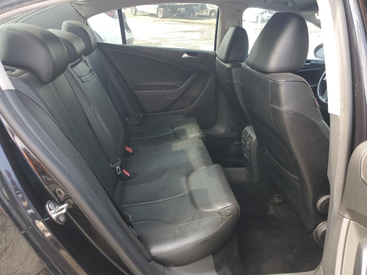 2009 Volkswagen Passat Turbo Black vin: WVWJK93C69P038992