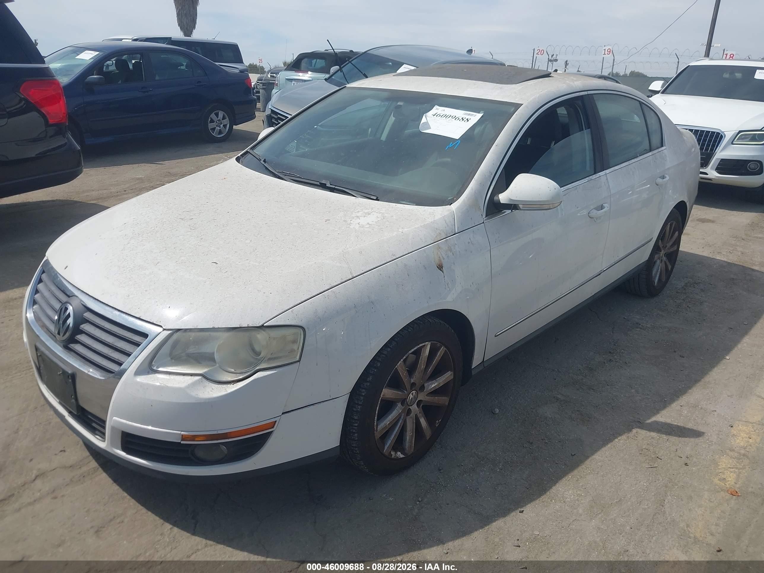 2010 Volkswagen Passat Komfort White vin: WVWJM7AN0AE081596