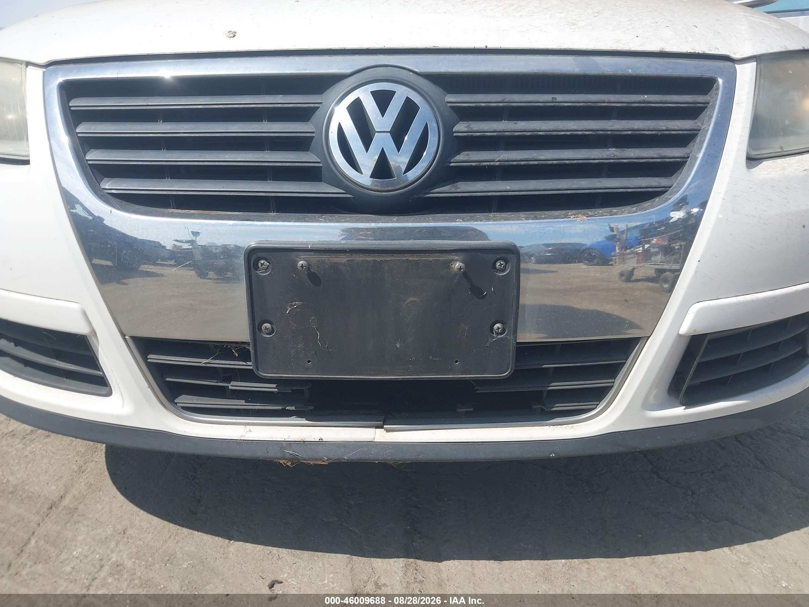 2010 Volkswagen Passat Komfort White vin: WVWJM7AN0AE081596