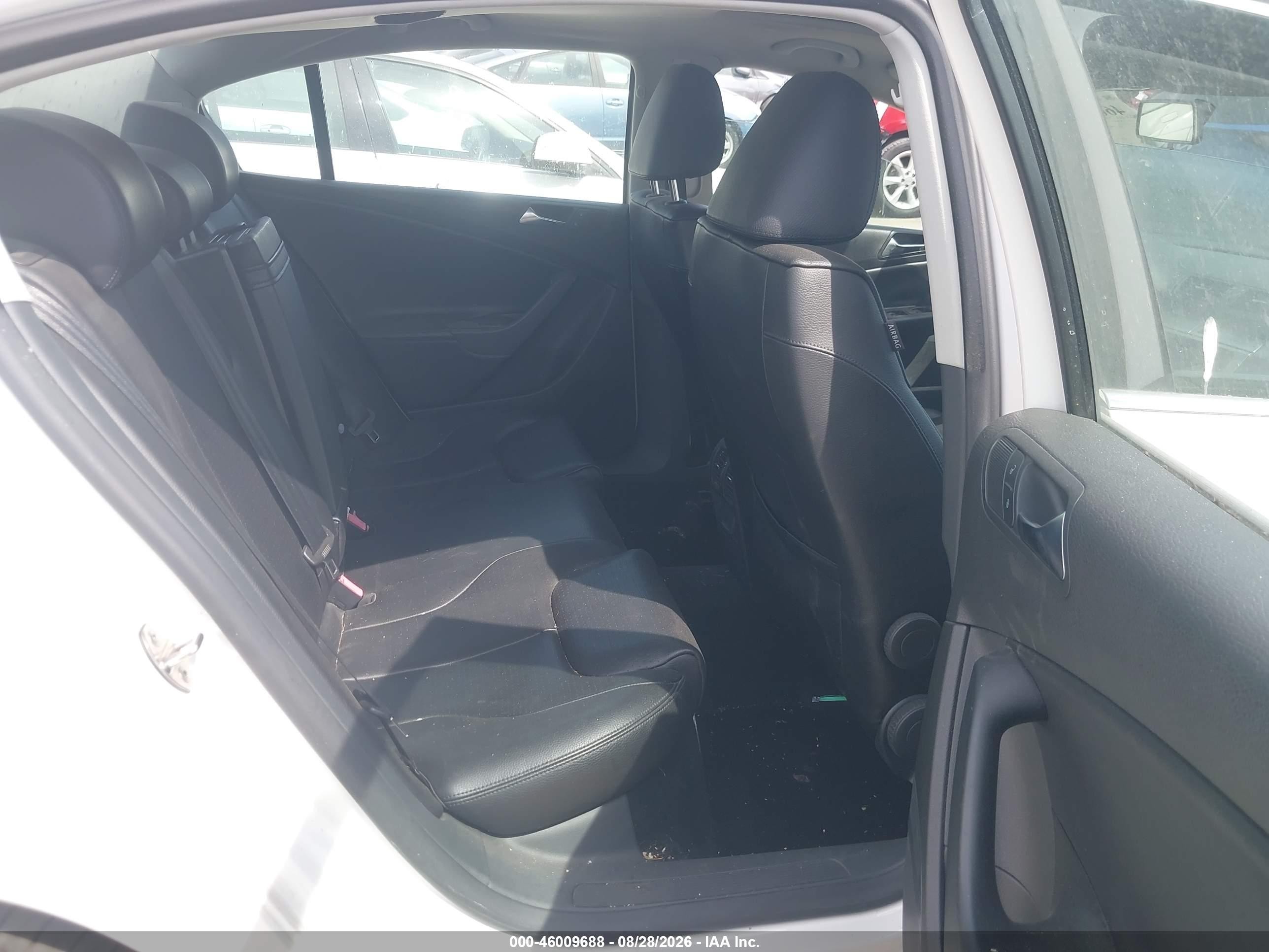 2010 Volkswagen Passat Komfort White vin: WVWJM7AN0AE081596