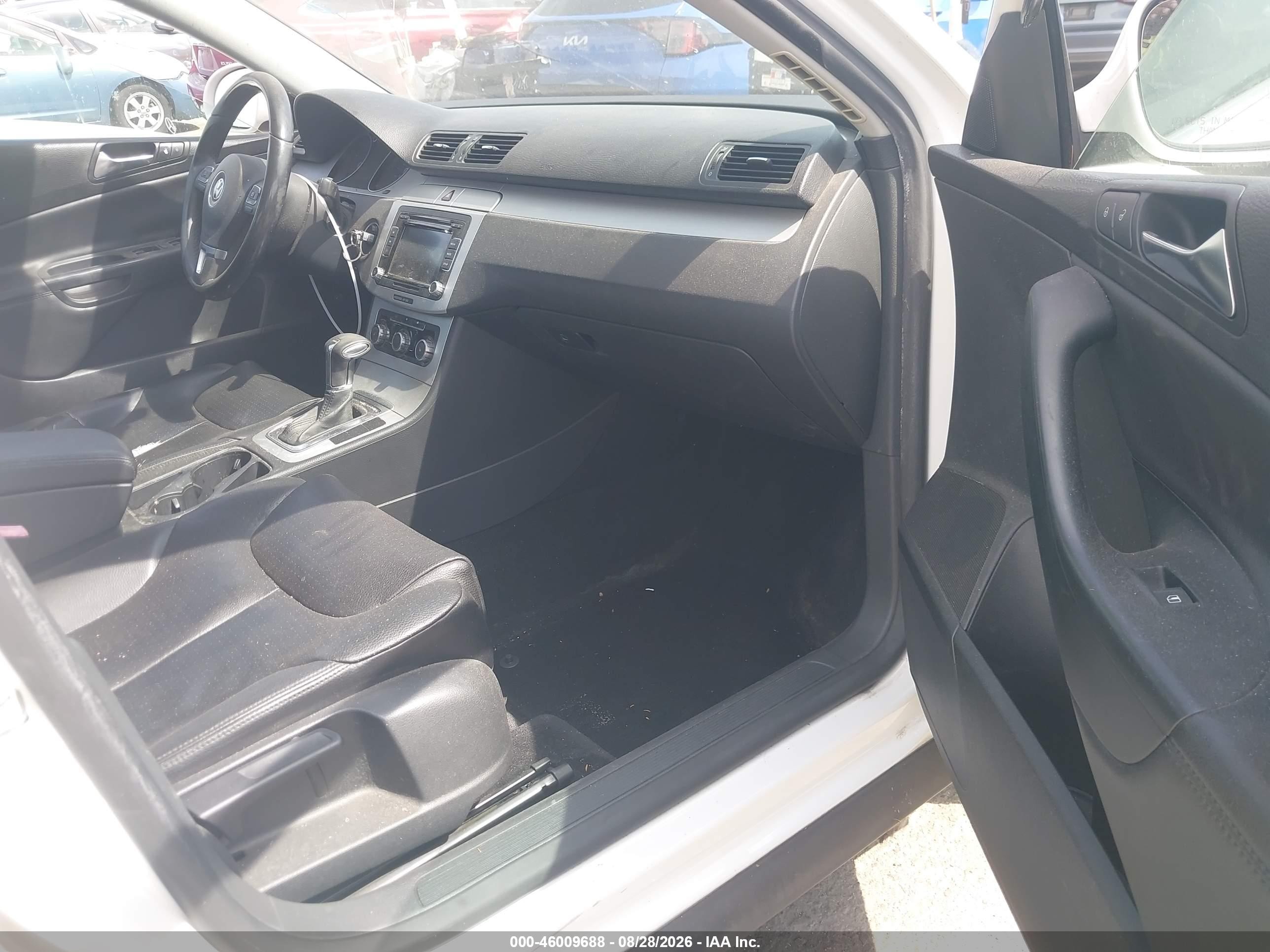 2010 Volkswagen Passat Komfort White vin: WVWJM7AN0AE081596