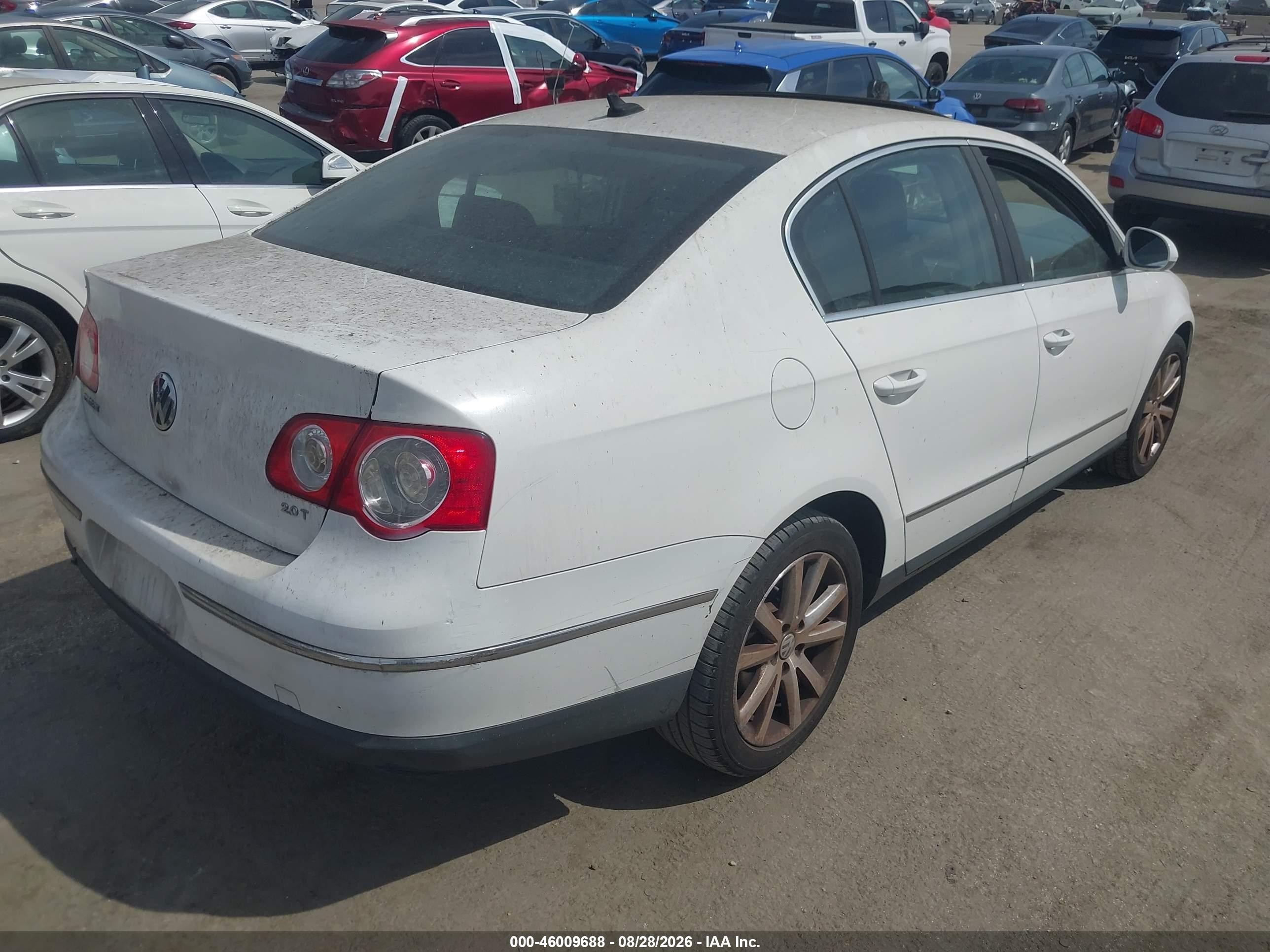 2010 Volkswagen Passat Komfort White vin: WVWJM7AN0AE081596