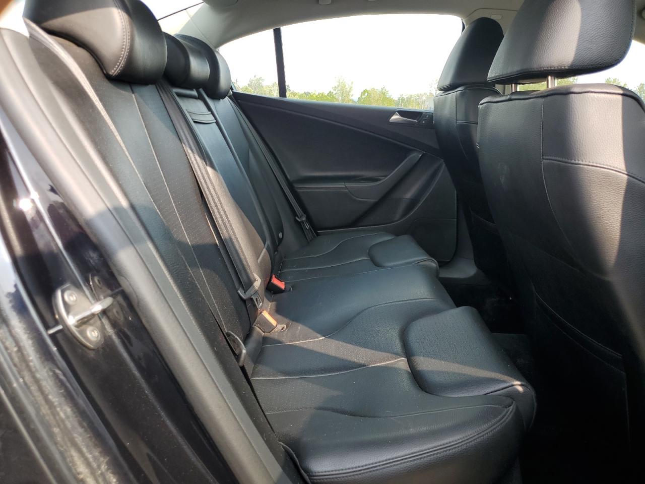 2010 Volkswagen Passat Komfort Black vin: WVWJM7AN0AE130389