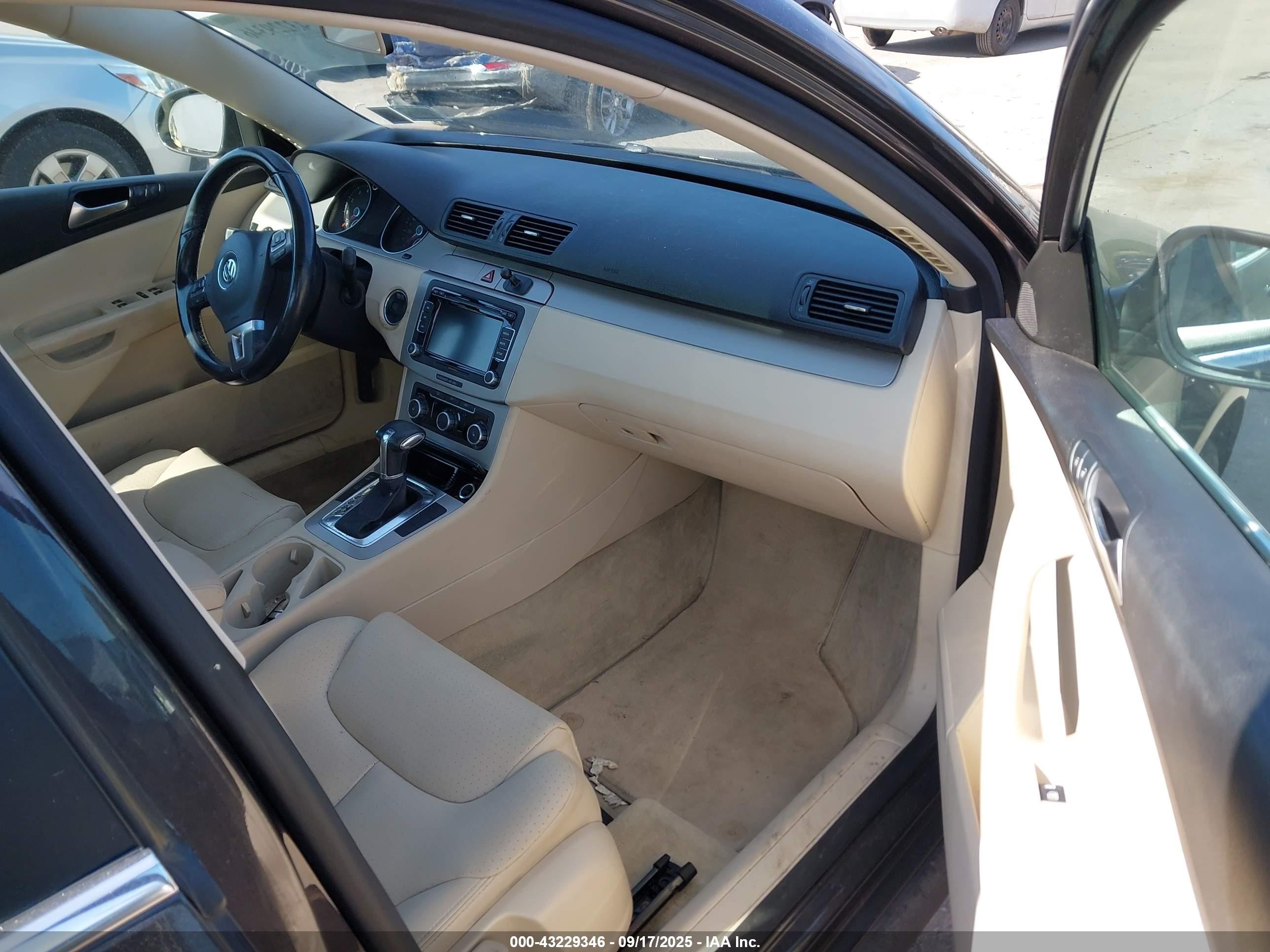 2010 Volkswagen Passat Komfort Brown vin: WVWJM7AN1AE068341