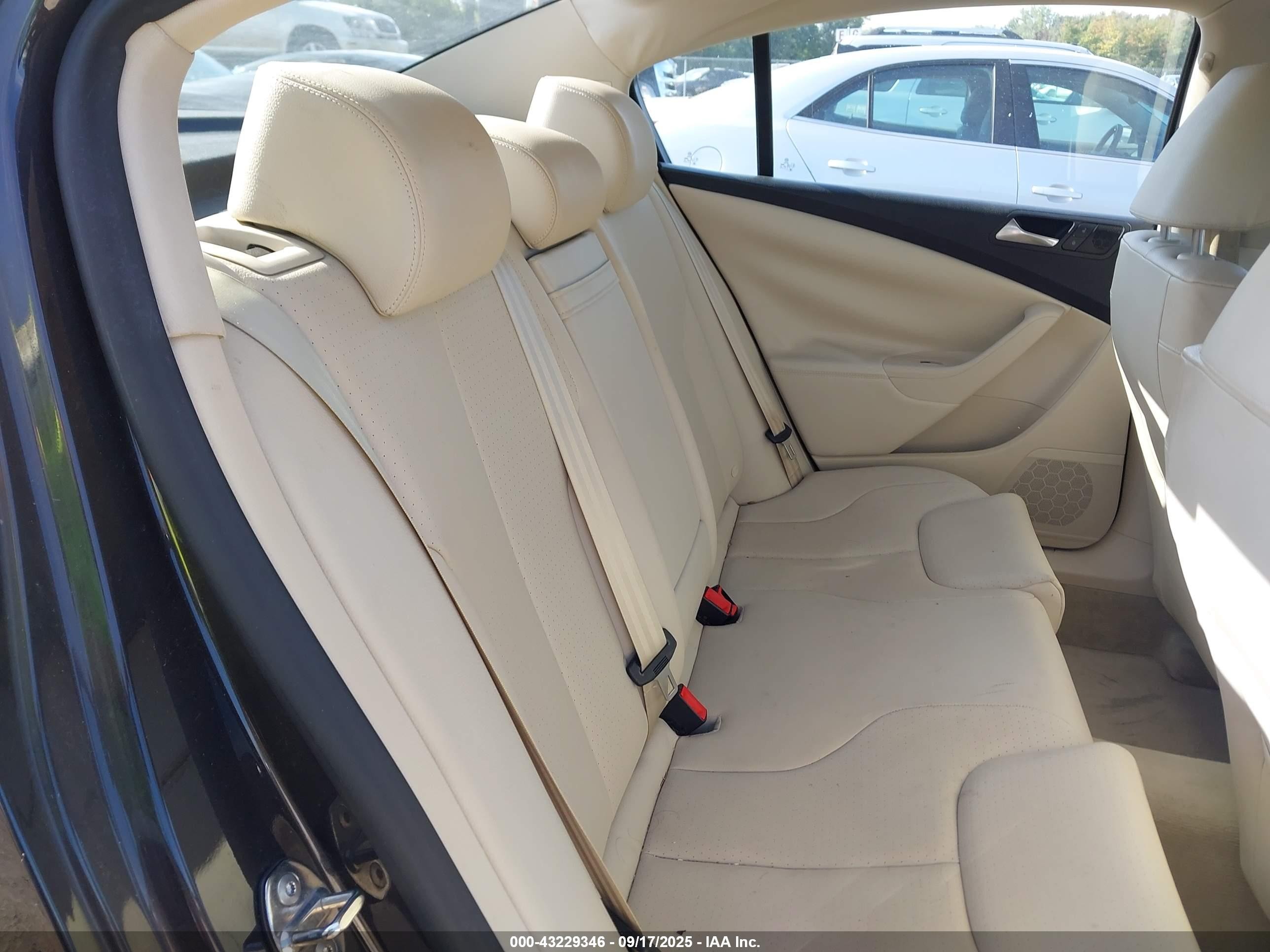 2010 Volkswagen Passat Komfort Brown vin: WVWJM7AN1AE068341