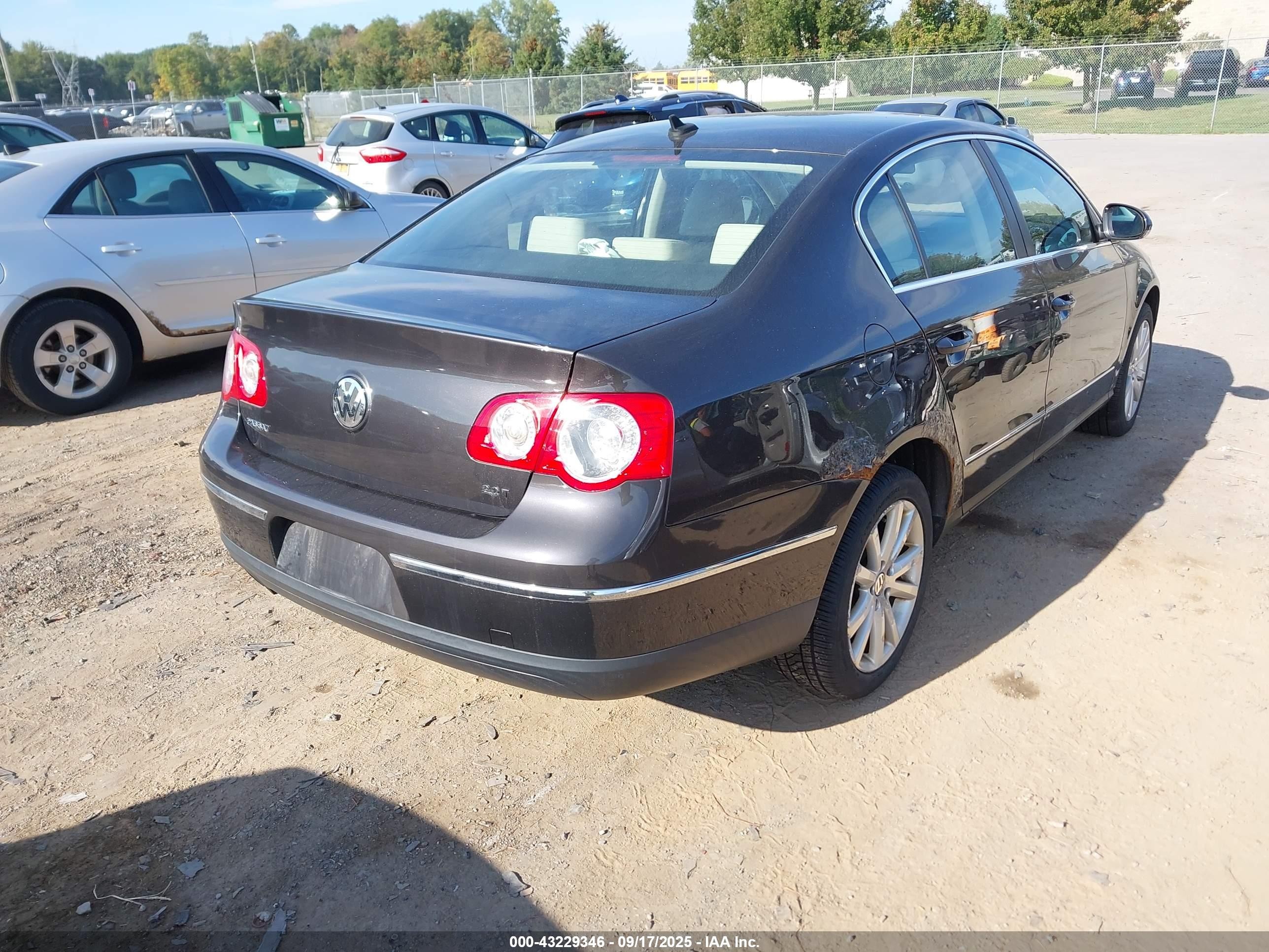 2010 Volkswagen Passat Komfort Brown vin: WVWJM7AN1AE068341