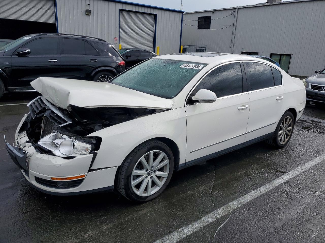 2010 Volkswagen Passat Komfort White vin: WVWJM7AN2AE166035