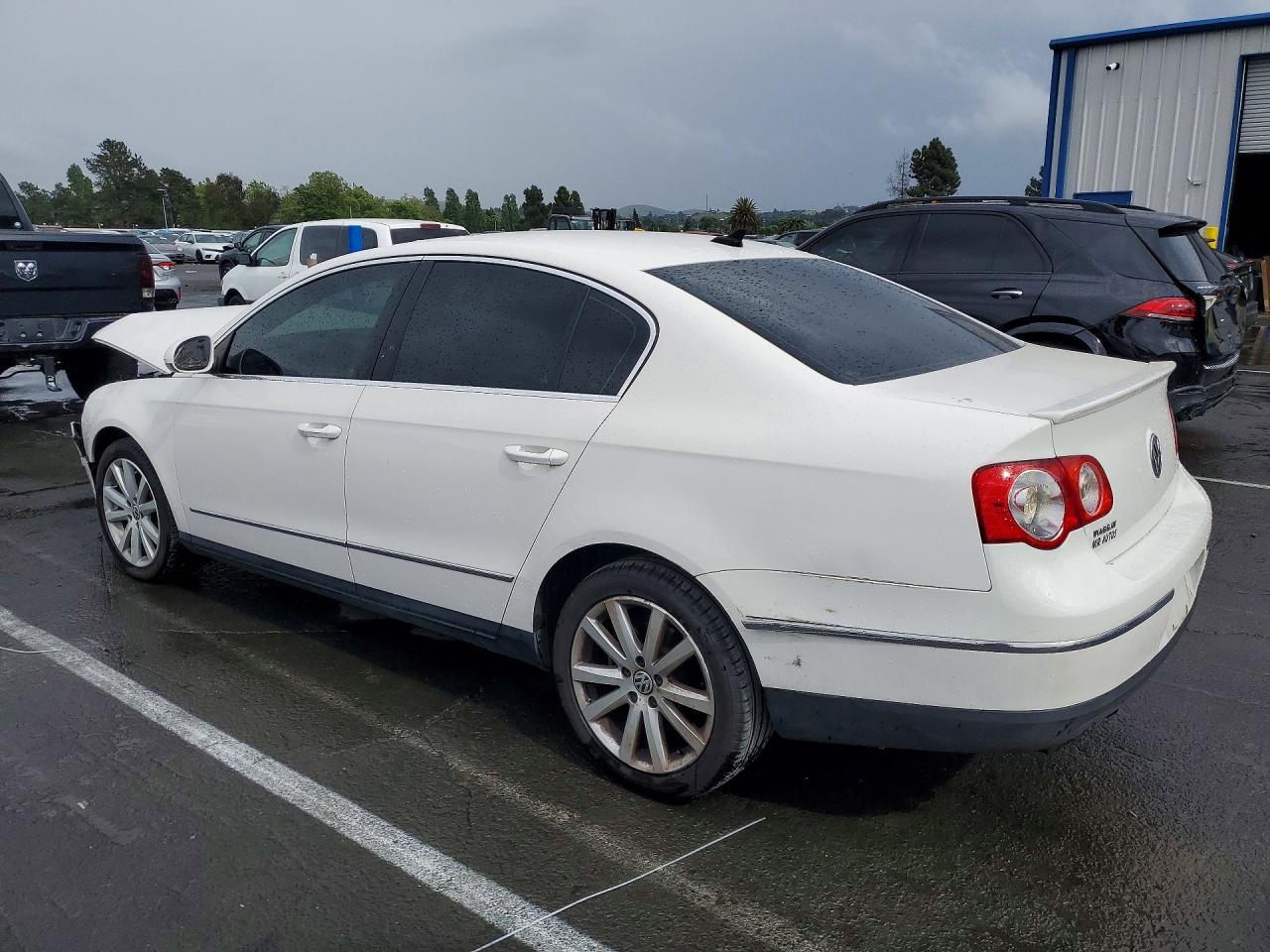 2010 Volkswagen Passat Komfort White vin: WVWJM7AN2AE166035