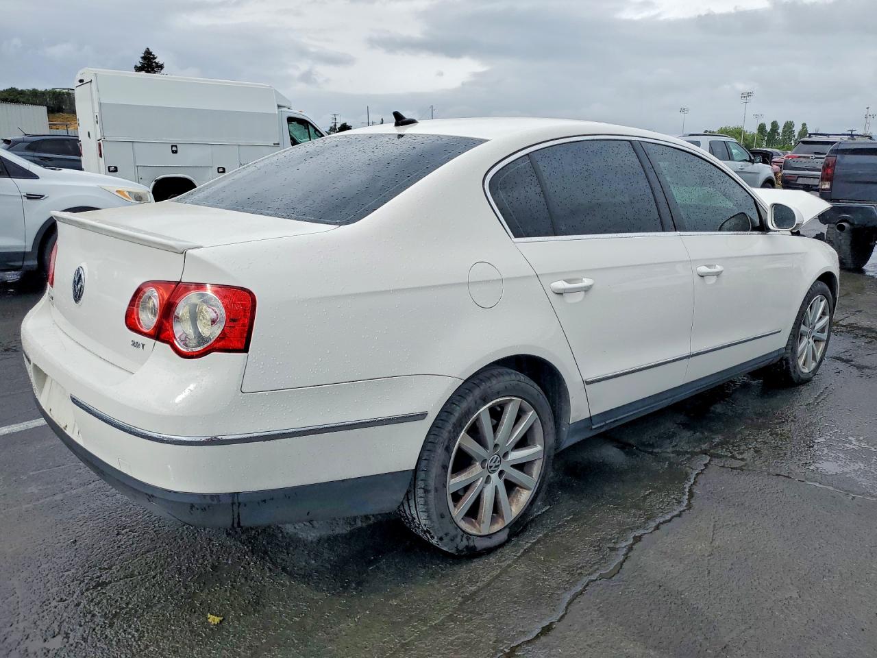 2010 Volkswagen Passat Komfort White vin: WVWJM7AN2AE166035