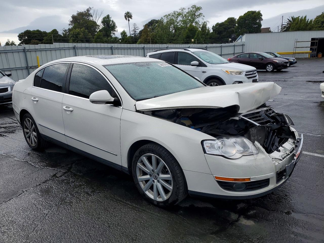 2010 Volkswagen Passat Komfort White vin: WVWJM7AN2AE166035