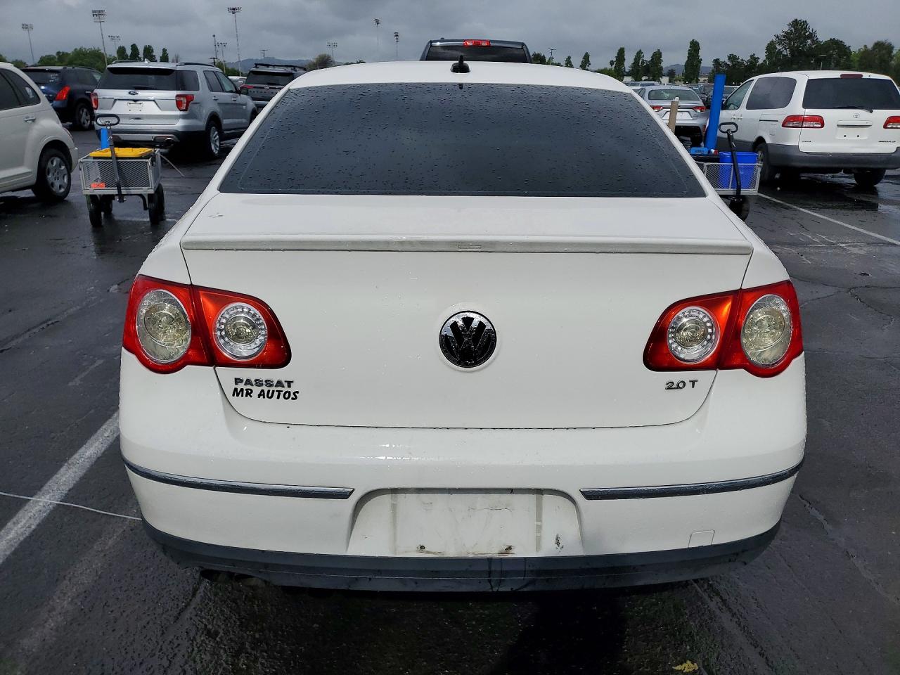2010 Volkswagen Passat Komfort White vin: WVWJM7AN2AE166035