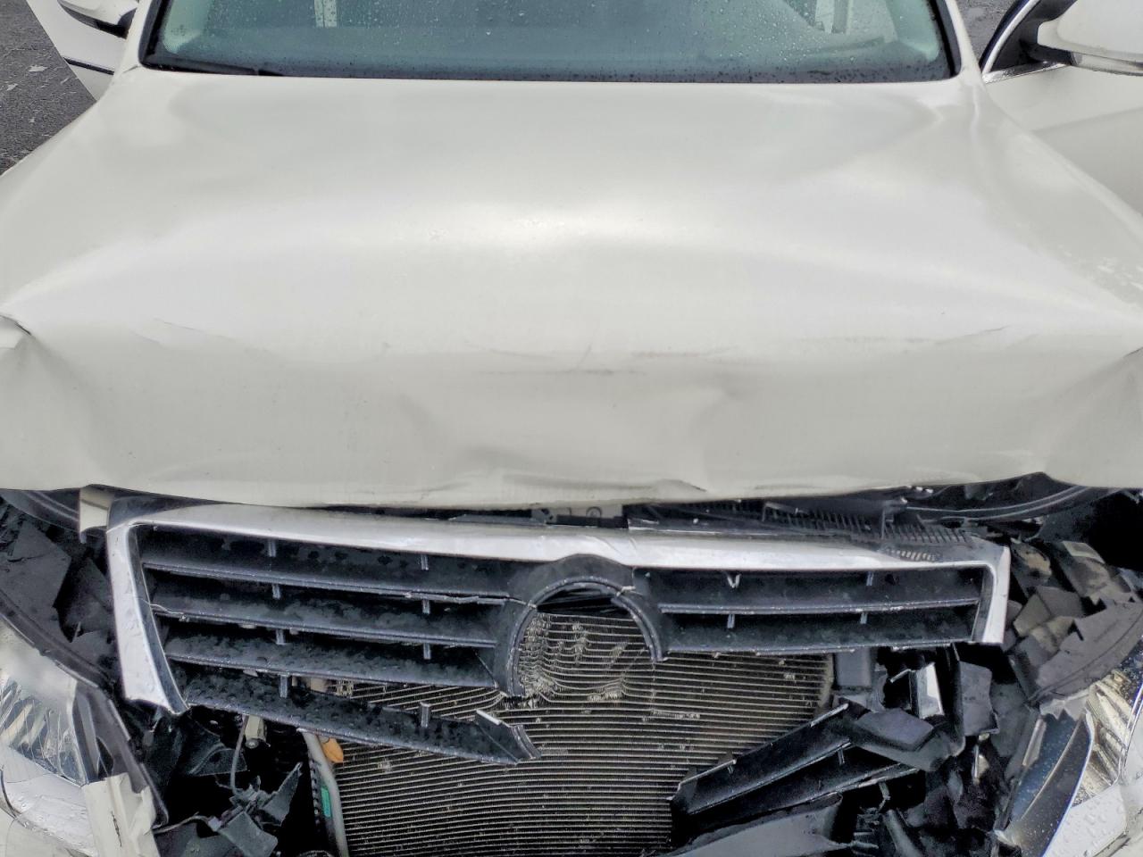2010 Volkswagen Passat Komfort White vin: WVWJM7AN2AE166035