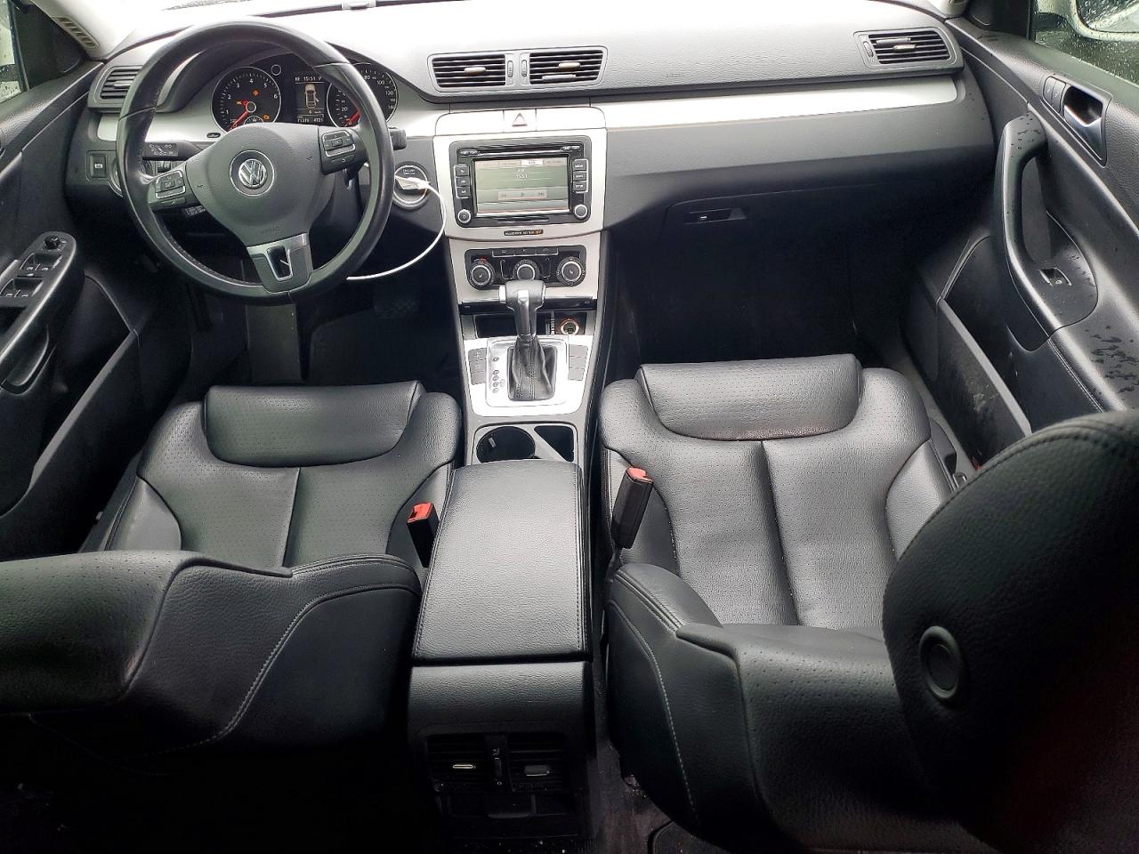 2010 Volkswagen Passat Komfort White vin: WVWJM7AN2AE166035