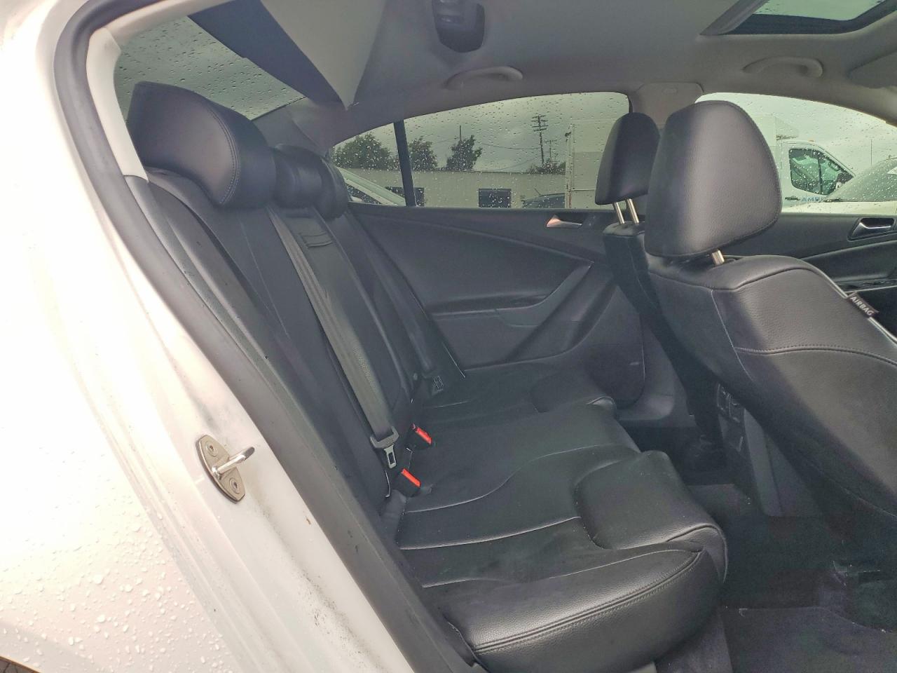 2010 Volkswagen Passat Komfort White vin: WVWJM7AN2AE166035
