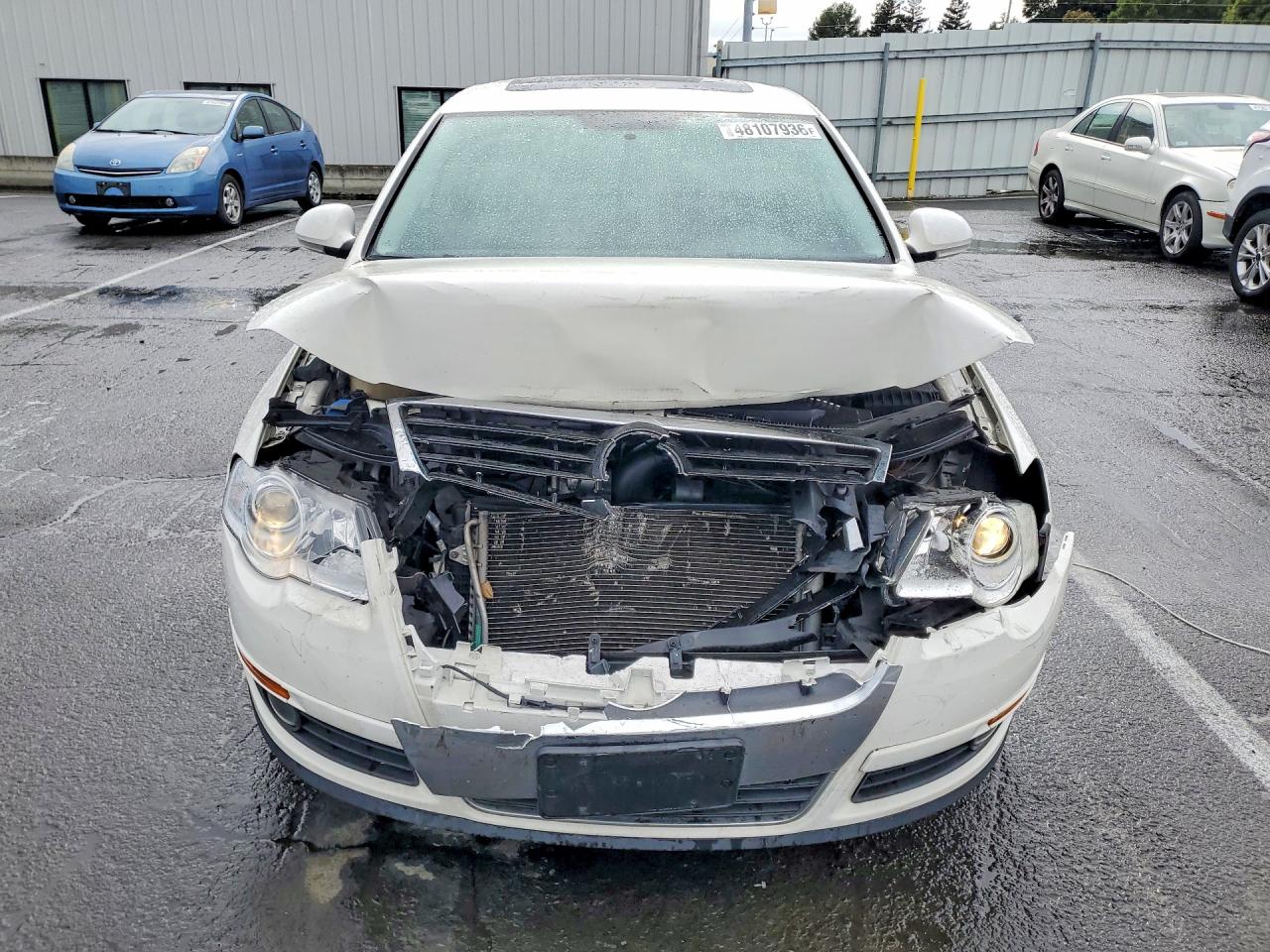 2010 Volkswagen Passat Komfort White vin: WVWJM7AN2AE166035