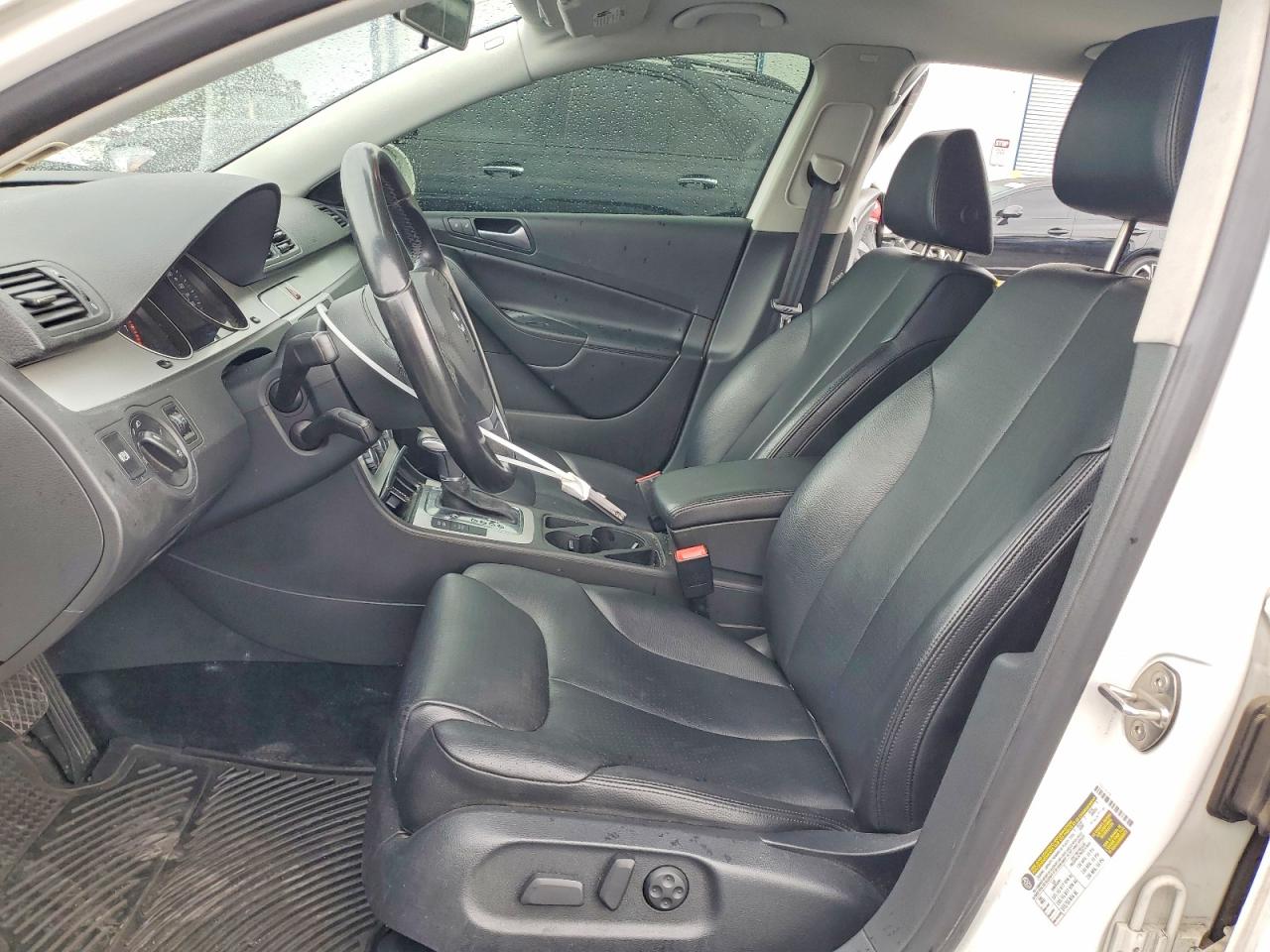 2010 Volkswagen Passat Komfort White vin: WVWJM7AN2AE166035
