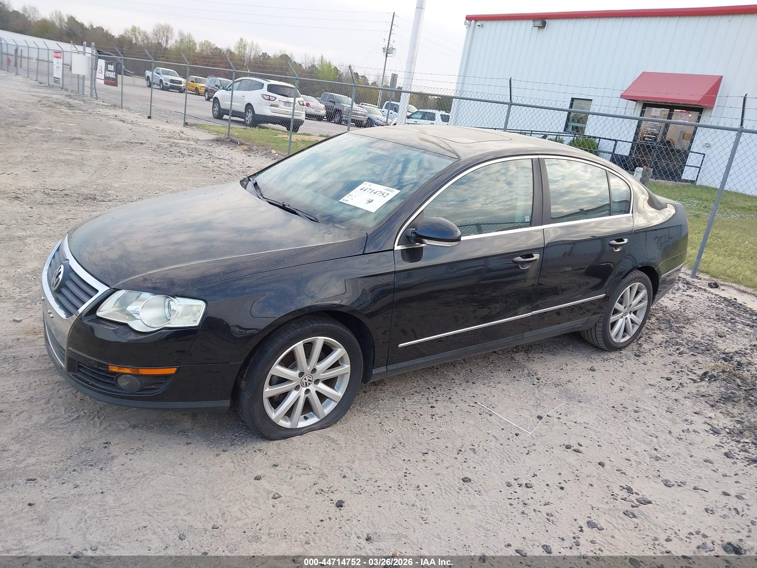 2010 Volkswagen Passat Komfort Black vin: WVWJM7AN3AE065716