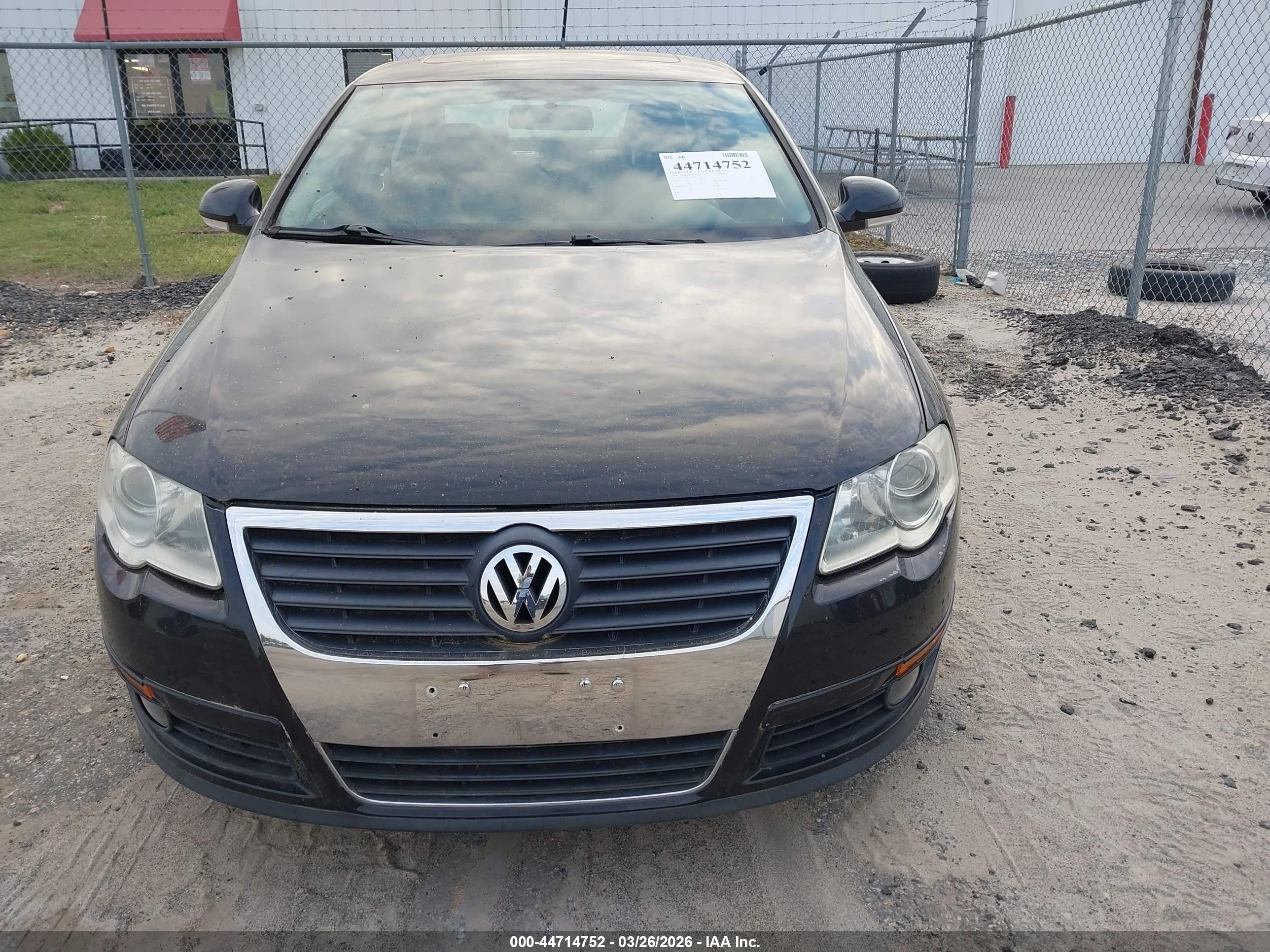 2010 Volkswagen Passat Komfort Black vin: WVWJM7AN3AE065716
