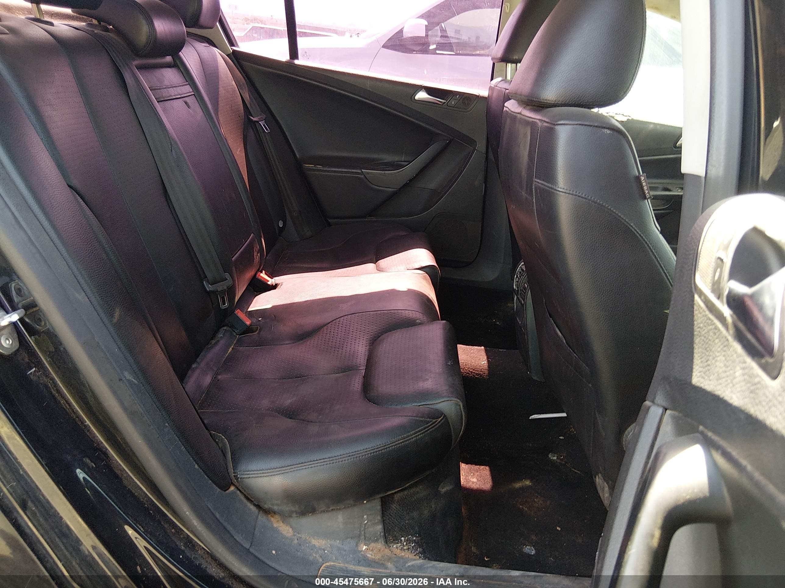 2010 Volkswagen Passat Komfort Black vin: WVWJM7AN3AE081611