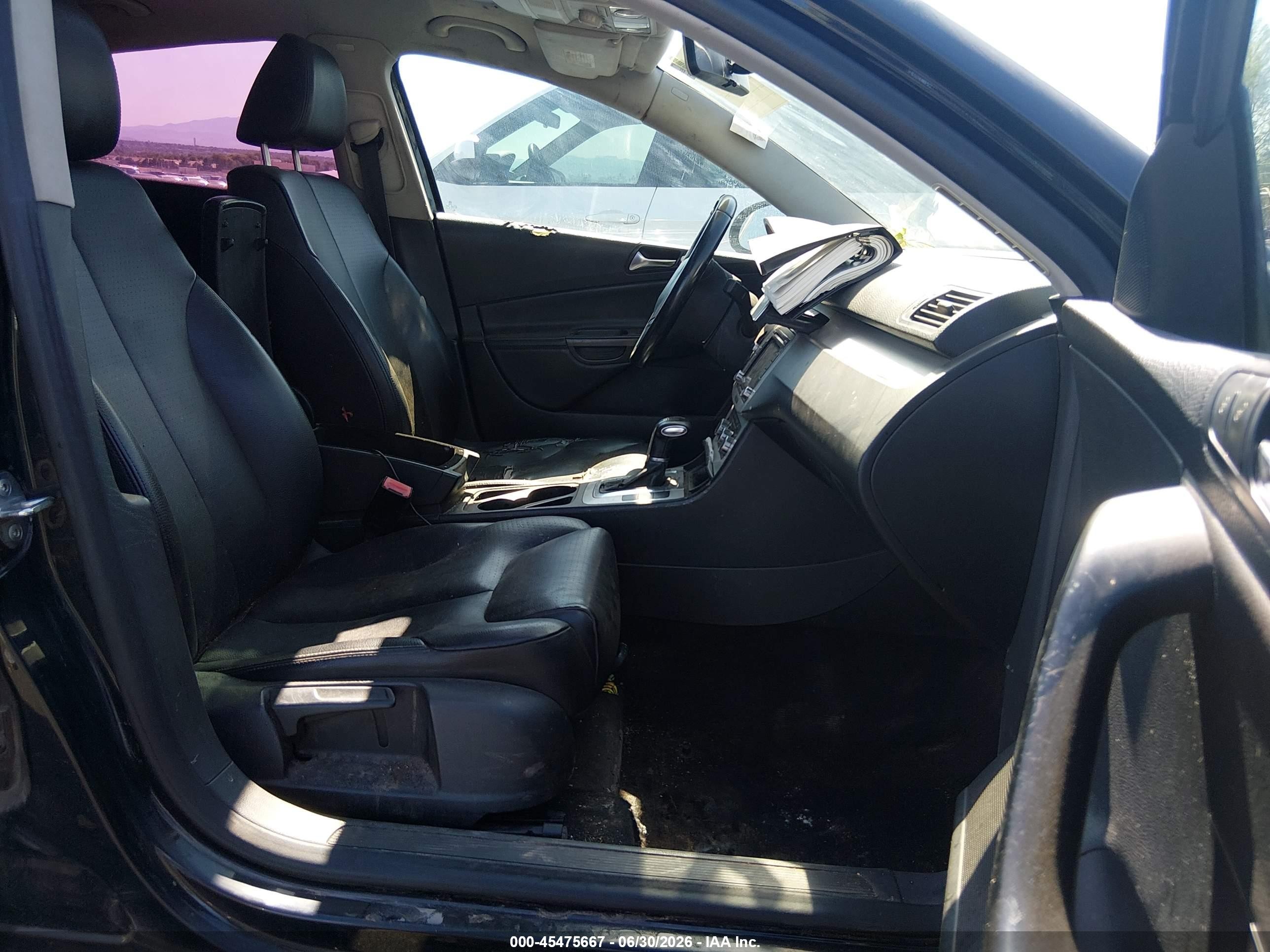 2010 Volkswagen Passat Komfort Black vin: WVWJM7AN3AE081611