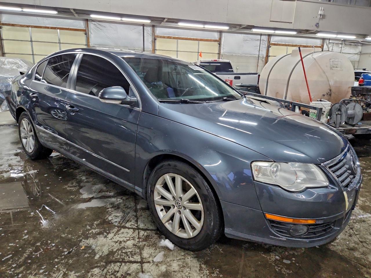 2010 Volkswagen Passat Komfort Gray vin: WVWJM7AN4AE124062