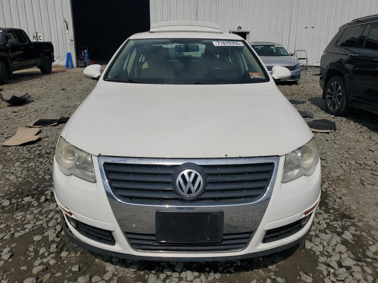 2010 Volkswagen Passat Komfort Белый vin: WVWJM7AN4AE164478