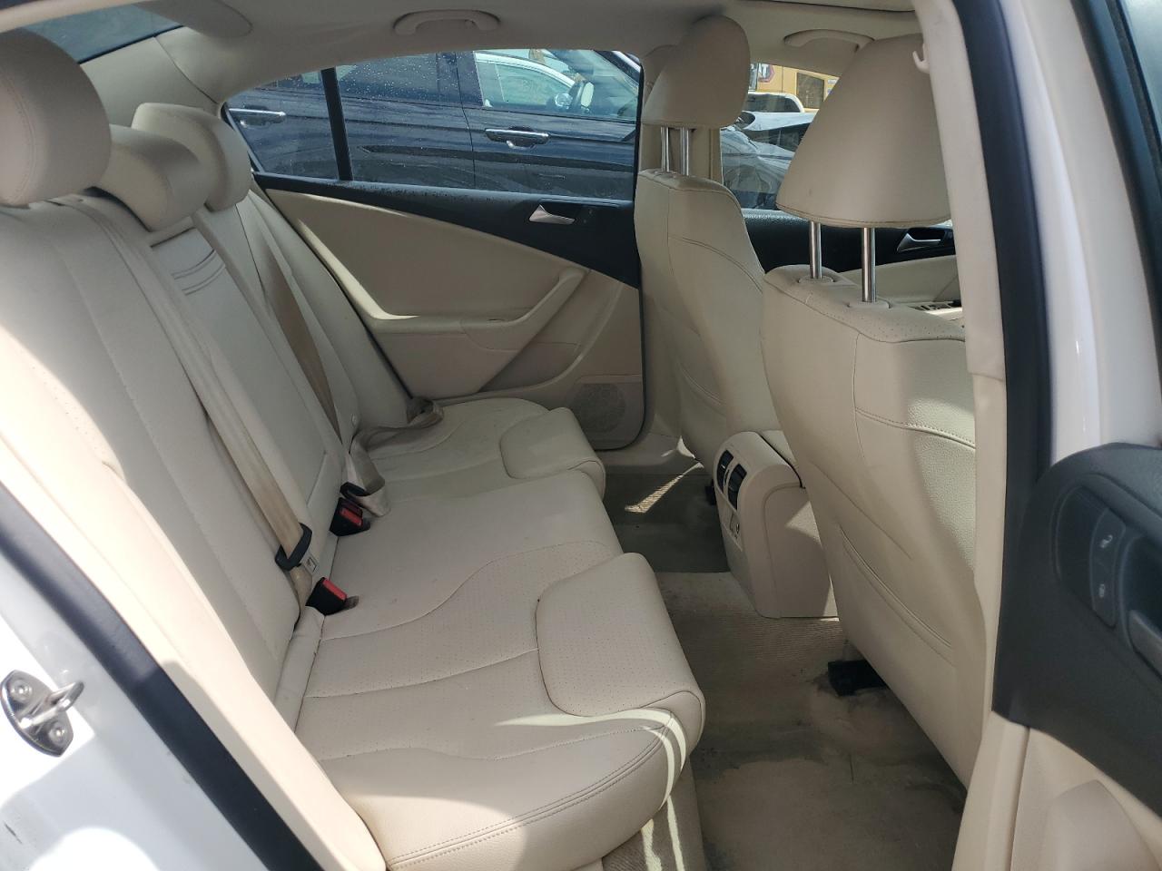2010 Volkswagen Passat Komfort Белый vin: WVWJM7AN4AE164478