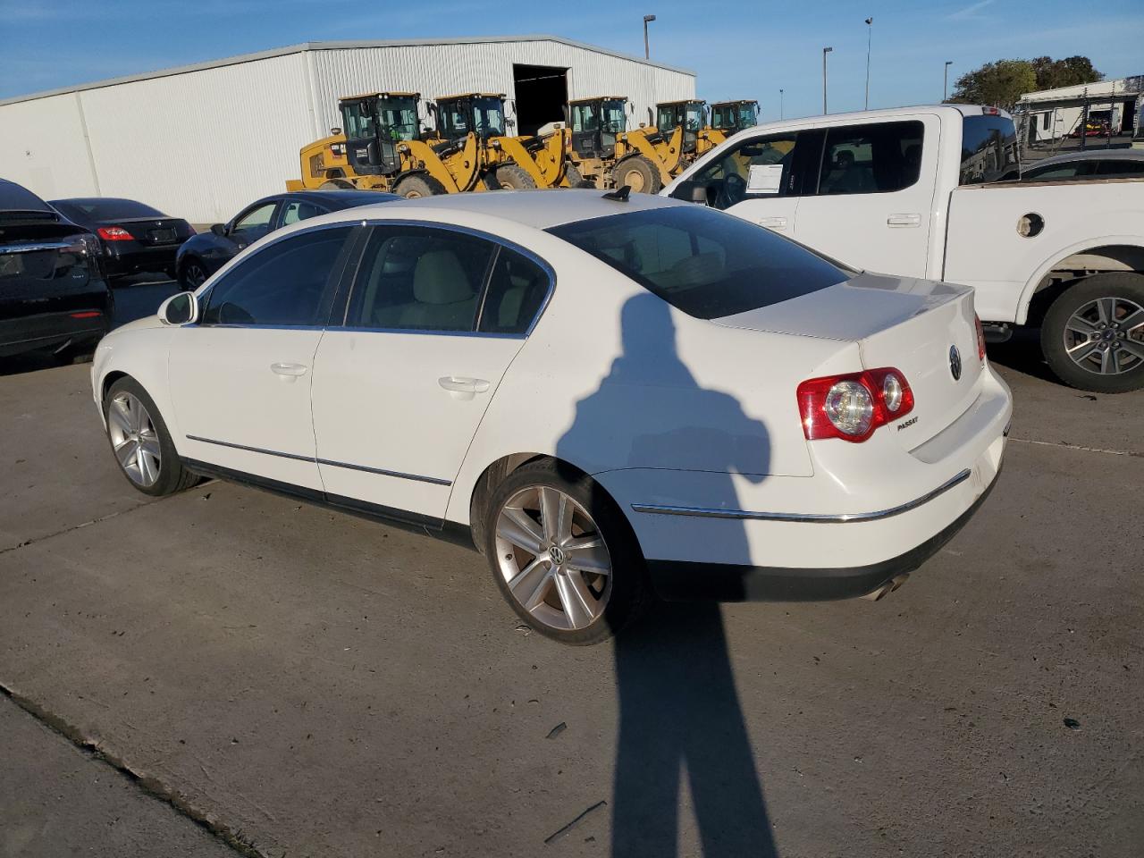 2010 Volkswagen Passat Komfort White vin: WVWJM7AN6AP028776