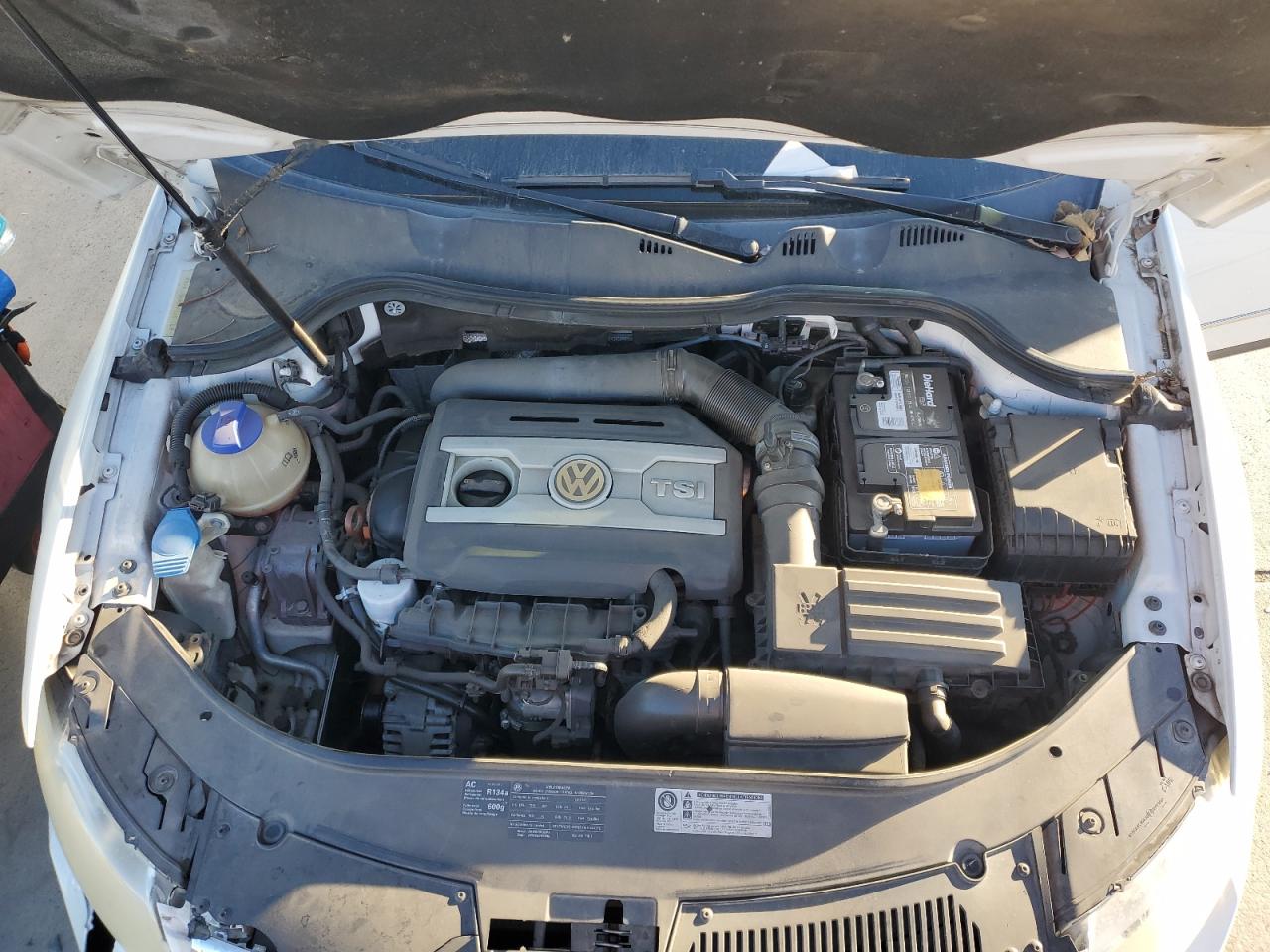 2010 Volkswagen Passat Komfort White vin: WVWJM7AN6AP028776