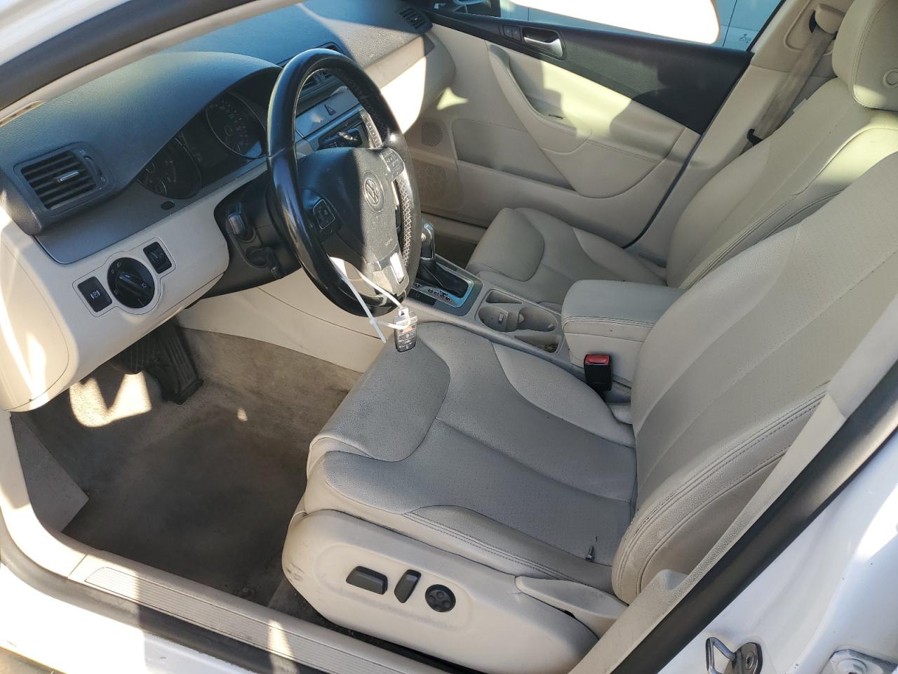 2010 Volkswagen Passat Komfort White vin: WVWJM7AN6AP028776