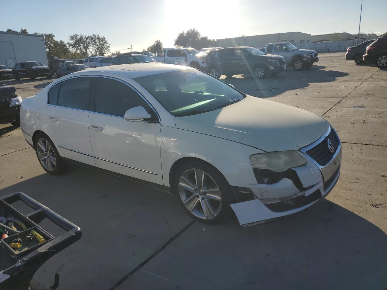 2010 Volkswagen Passat Komfort White vin: WVWJM7AN6AP028776