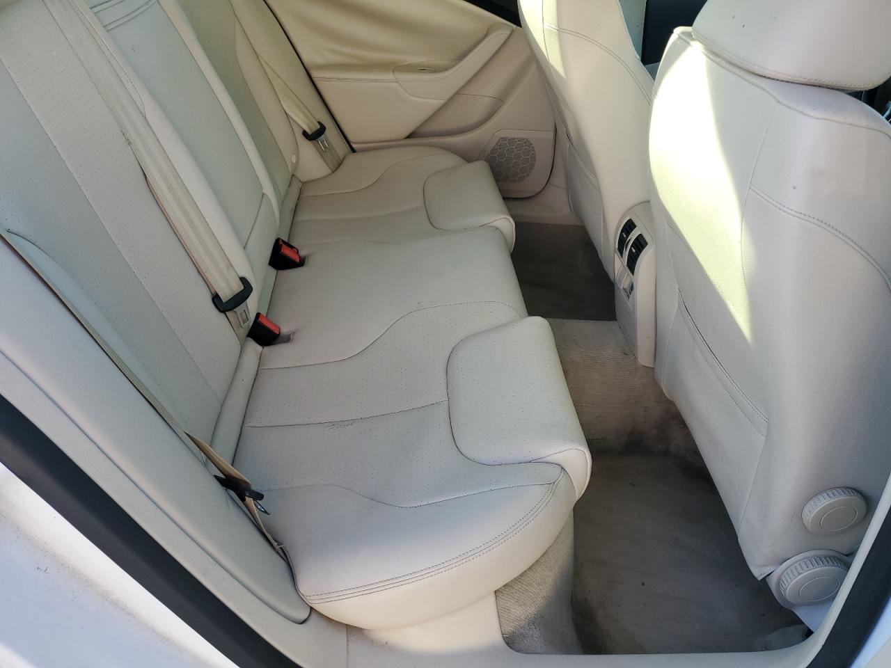 2010 Volkswagen Passat Komfort White vin: WVWJM7AN6AP028776