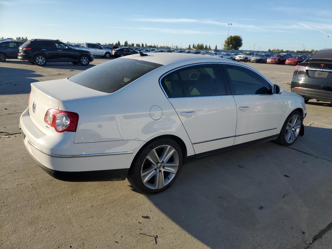 2010 Volkswagen Passat Komfort White vin: WVWJM7AN6AP028776