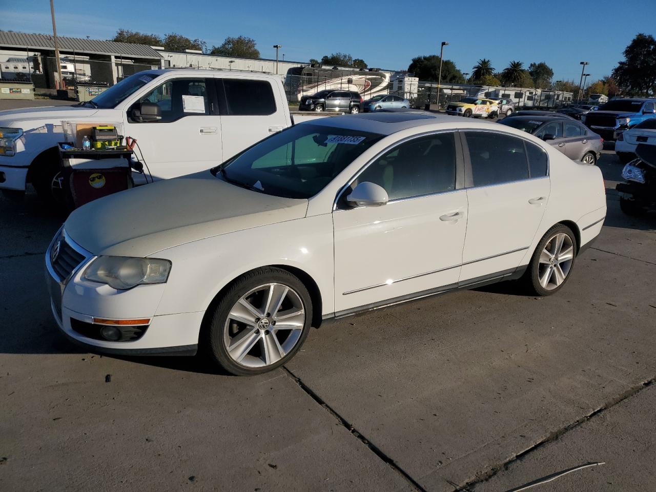 2010 Volkswagen Passat Komfort White vin: WVWJM7AN6AP028776
