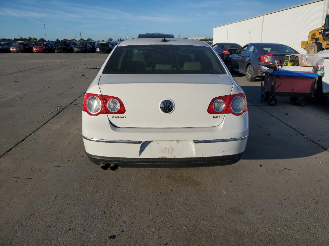 2010 Volkswagen Passat Komfort White vin: WVWJM7AN6AP028776