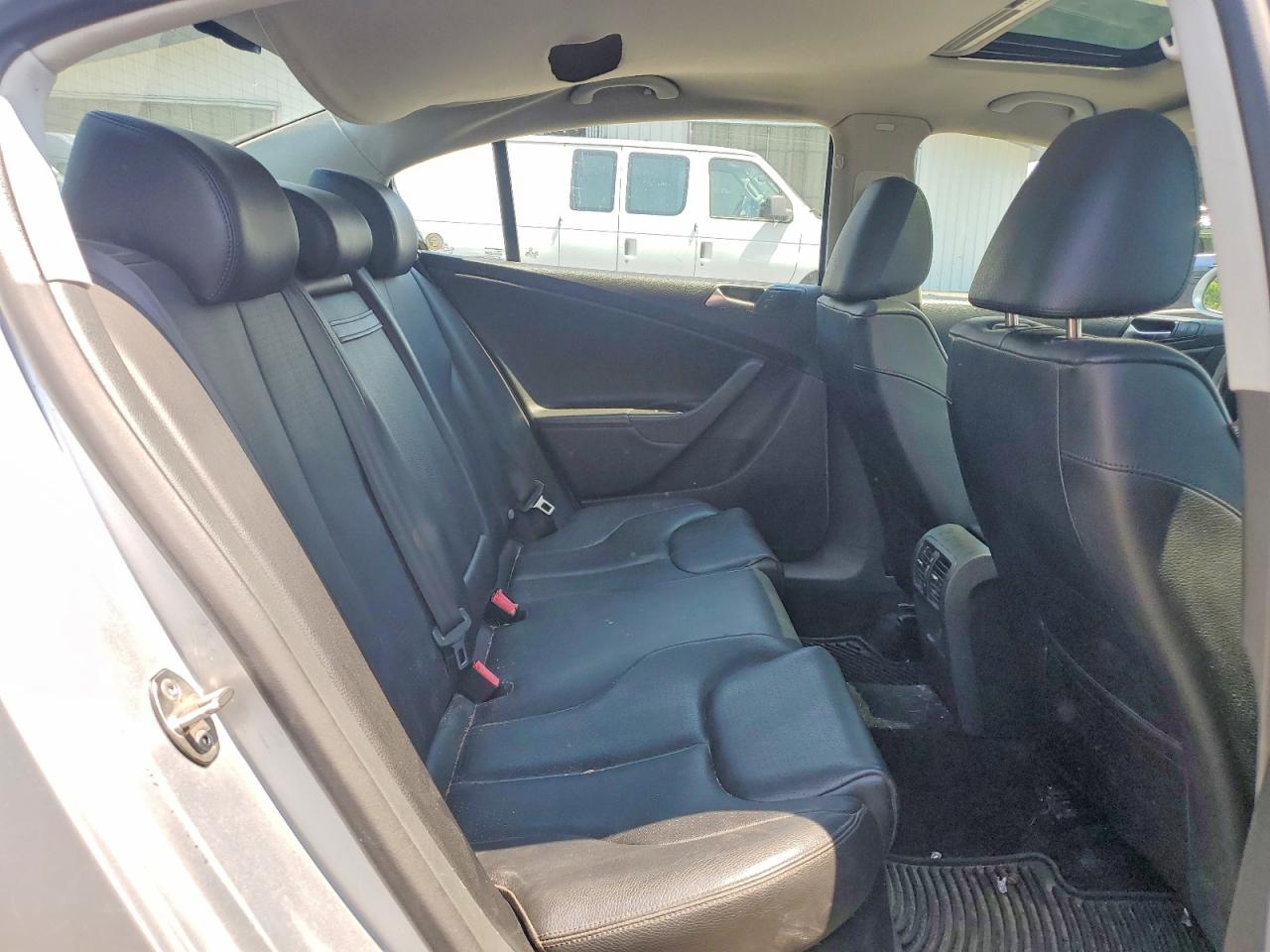 2010 Volkswagen Passat Komfort Silver vin: WVWJM7AN7AE099710