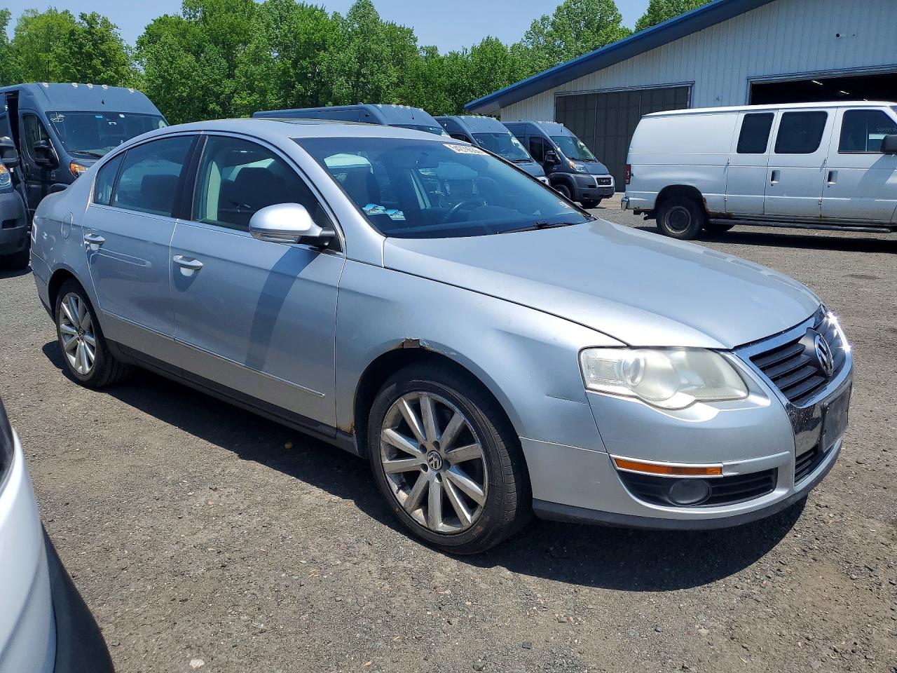 2010 Volkswagen Passat Komfort Silver vin: WVWJM7AN7AE099710