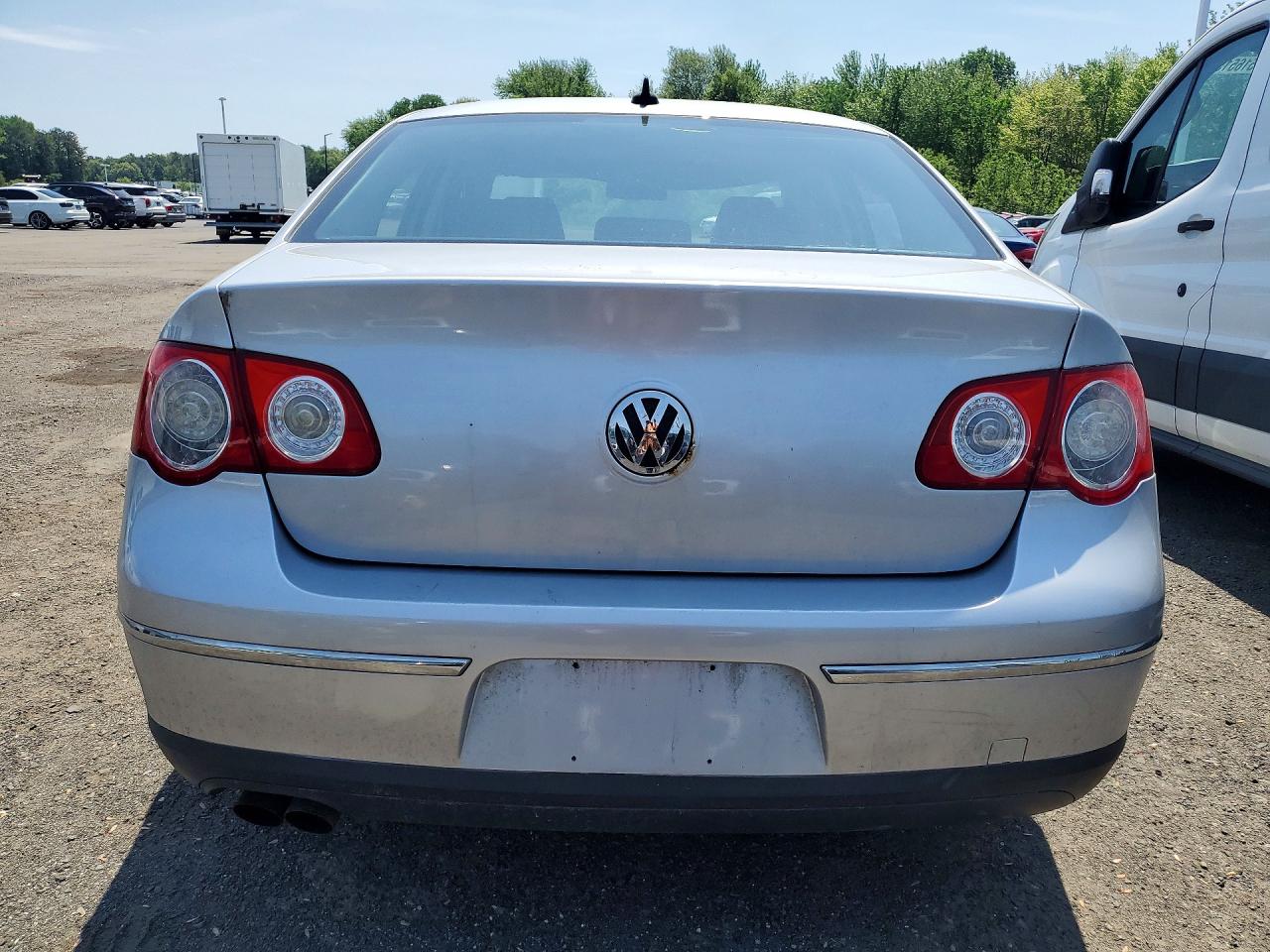 2010 Volkswagen Passat Komfort Silver vin: WVWJM7AN7AE099710