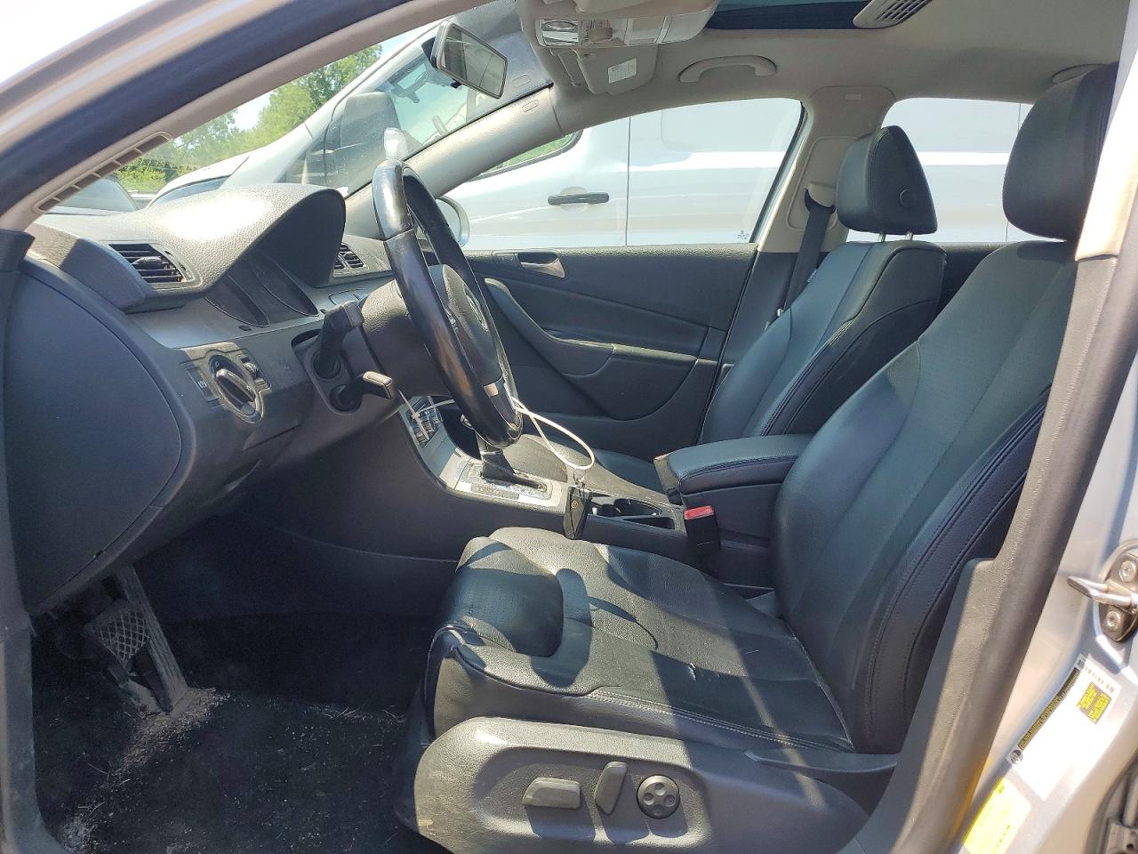 2010 Volkswagen Passat Komfort Silver vin: WVWJM7AN7AE099710