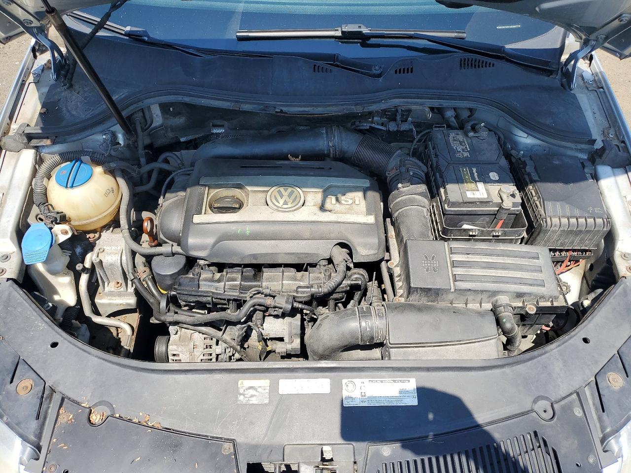 2010 Volkswagen Passat Komfort Silver vin: WVWJM7AN7AE099710