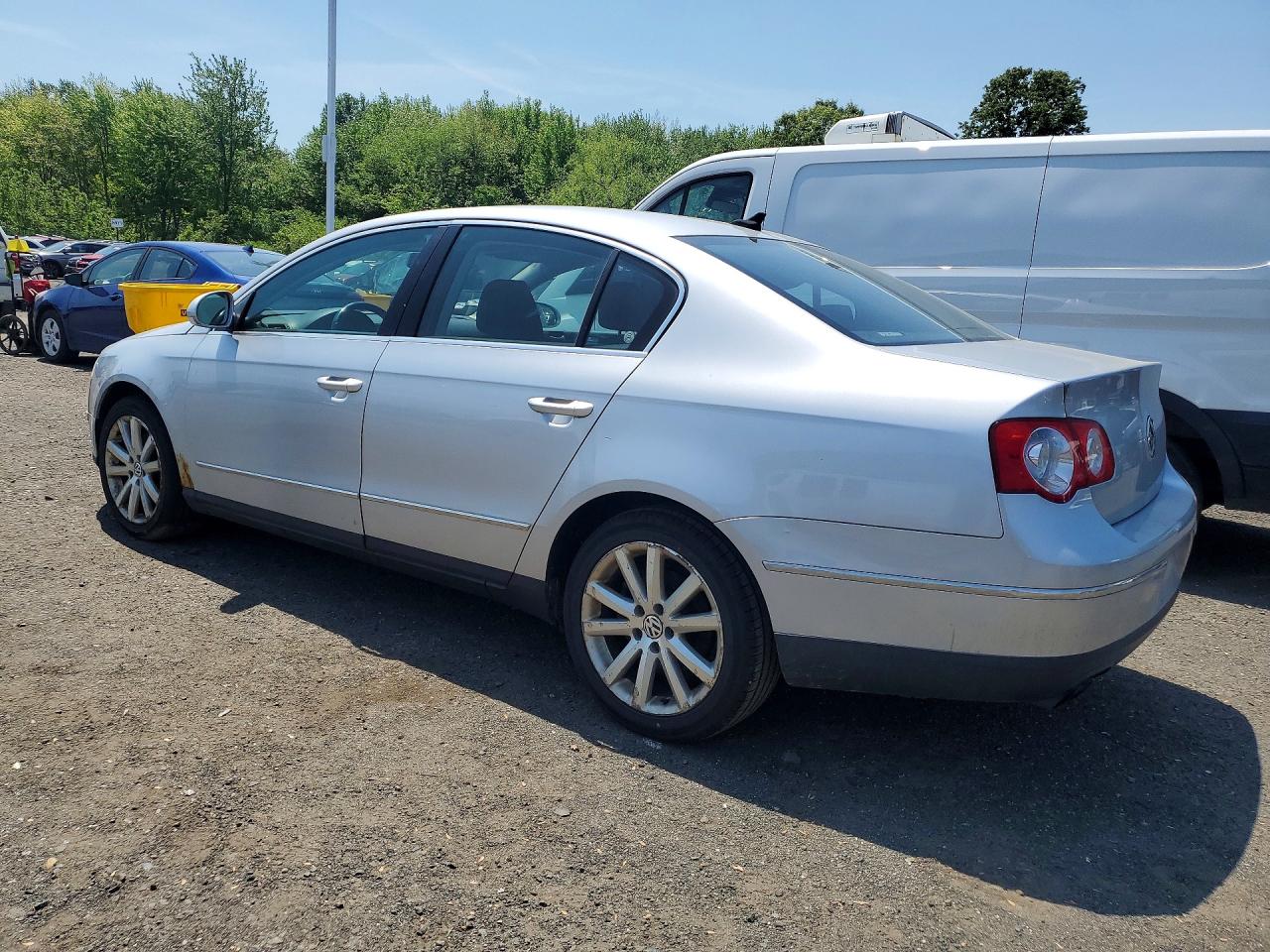 2010 Volkswagen Passat Komfort Silver vin: WVWJM7AN7AE099710