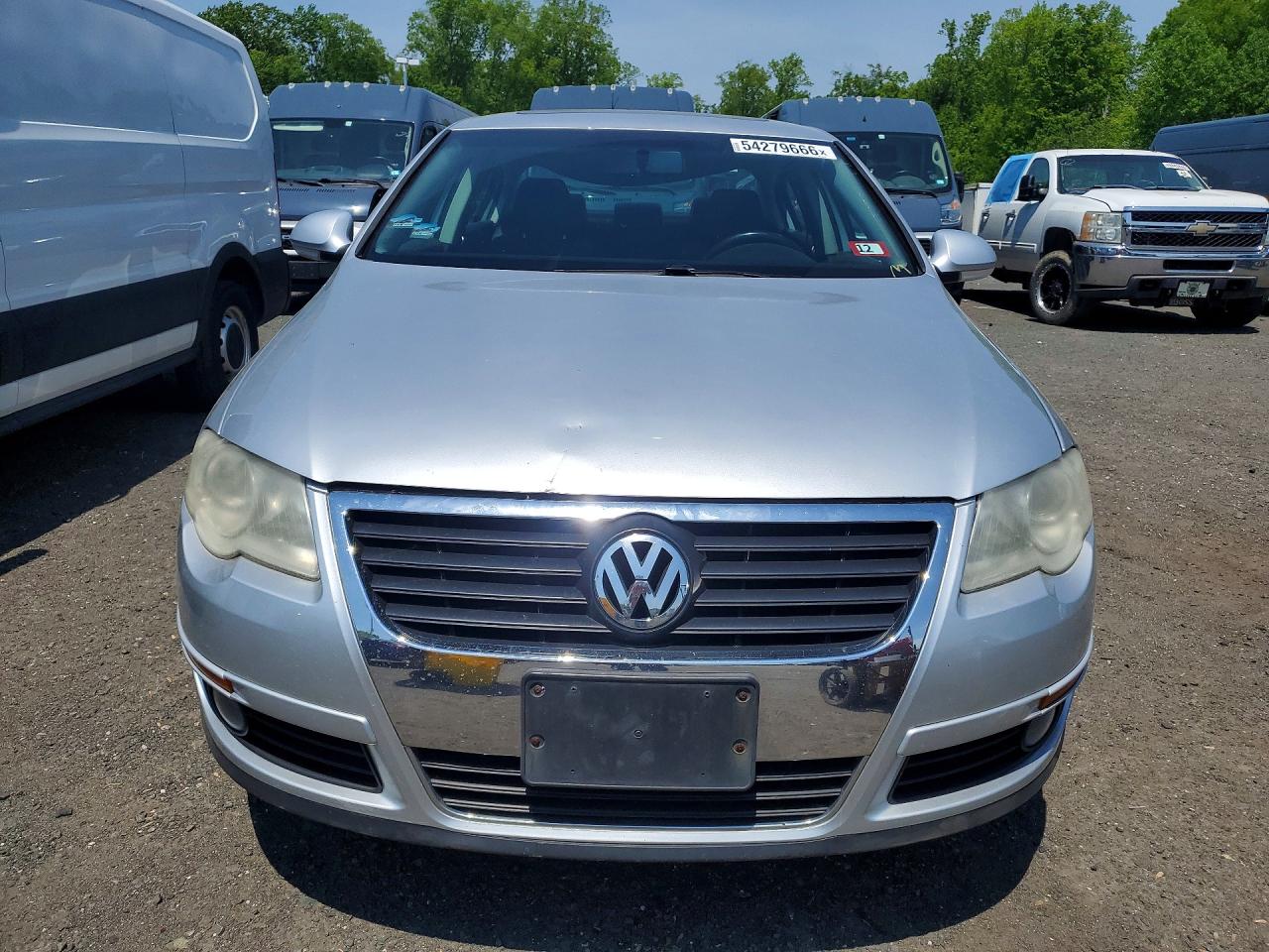 2010 Volkswagen Passat Komfort Silver vin: WVWJM7AN7AE099710