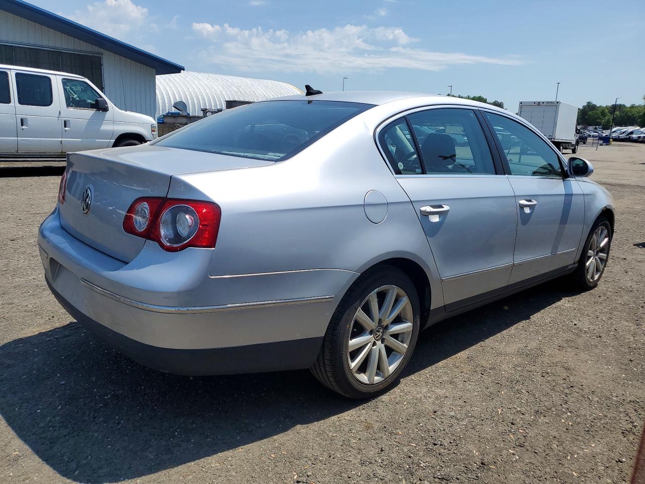 2010 Volkswagen Passat Komfort Silver vin: WVWJM7AN7AE099710