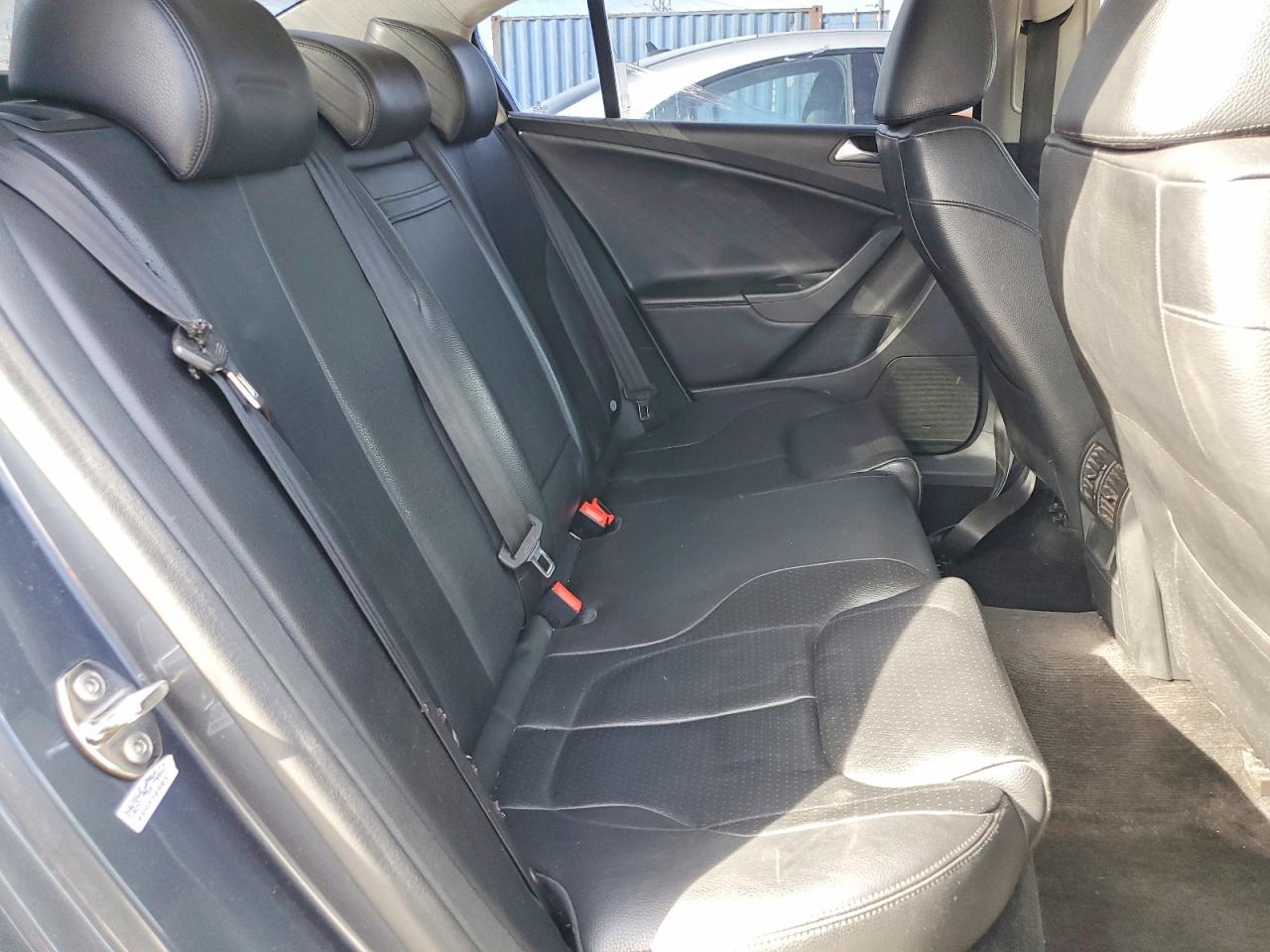 2010 Volkswagen Passat Komfort Gray vin: WVWJM7AN7AE111340
