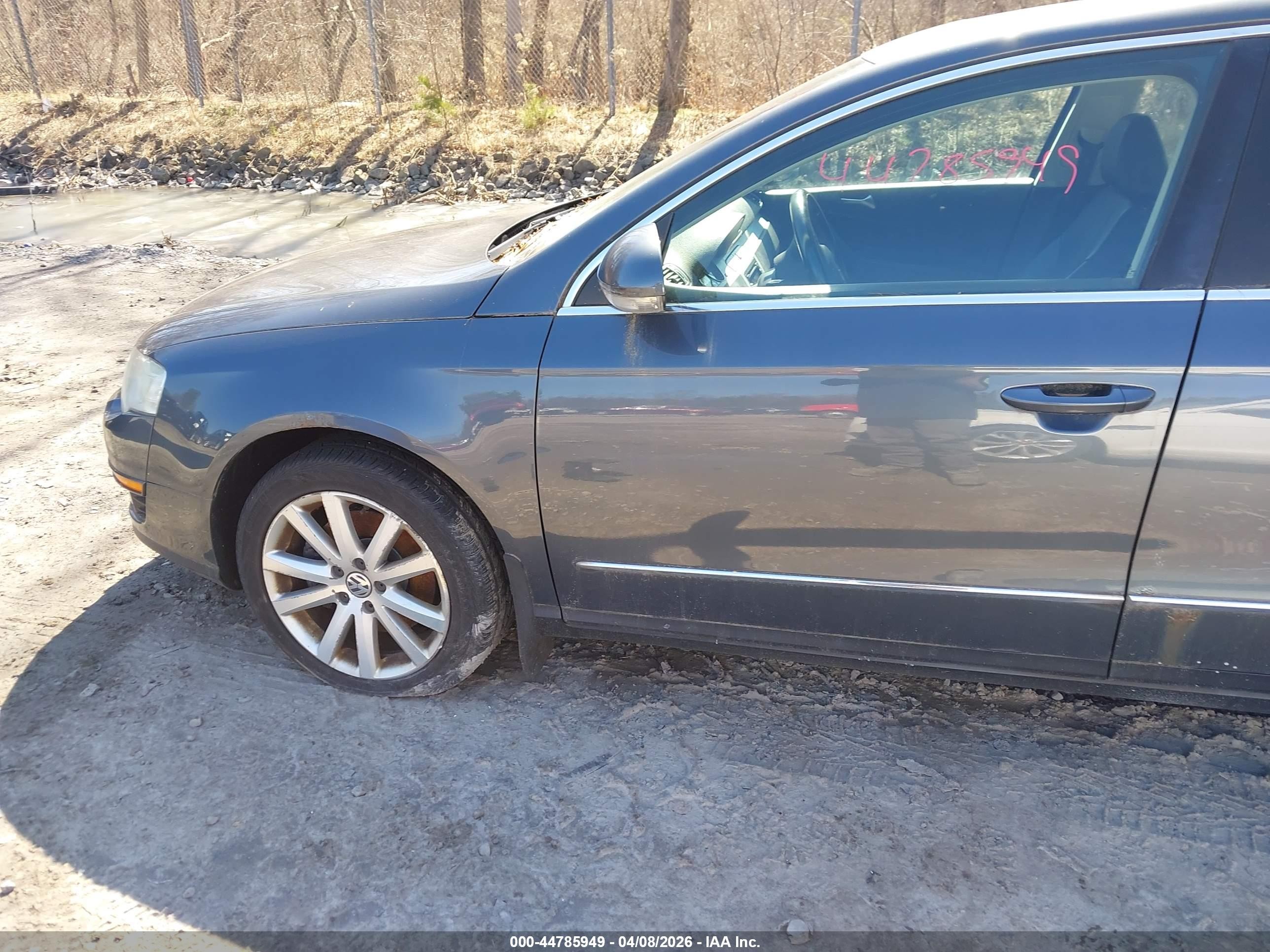 2010 Volkswagen Passat Komfort Gray vin: WVWJM7AN8AE098484