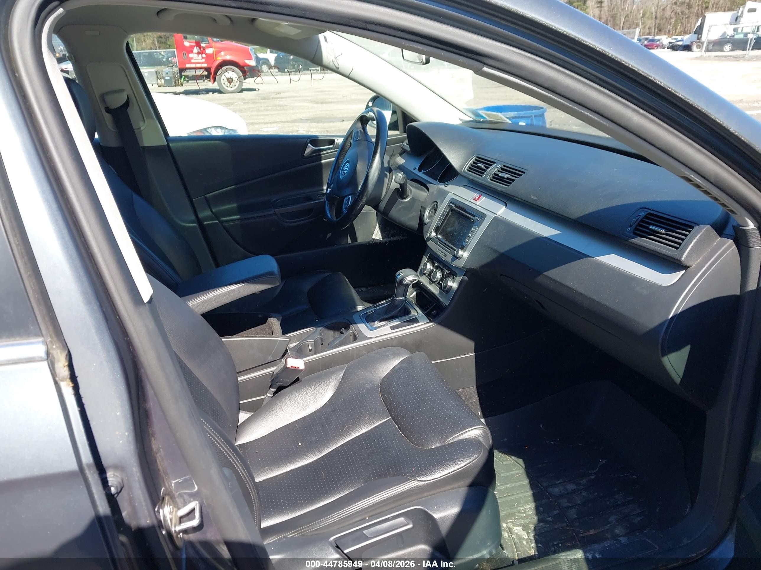 2010 Volkswagen Passat Komfort Gray vin: WVWJM7AN8AE098484