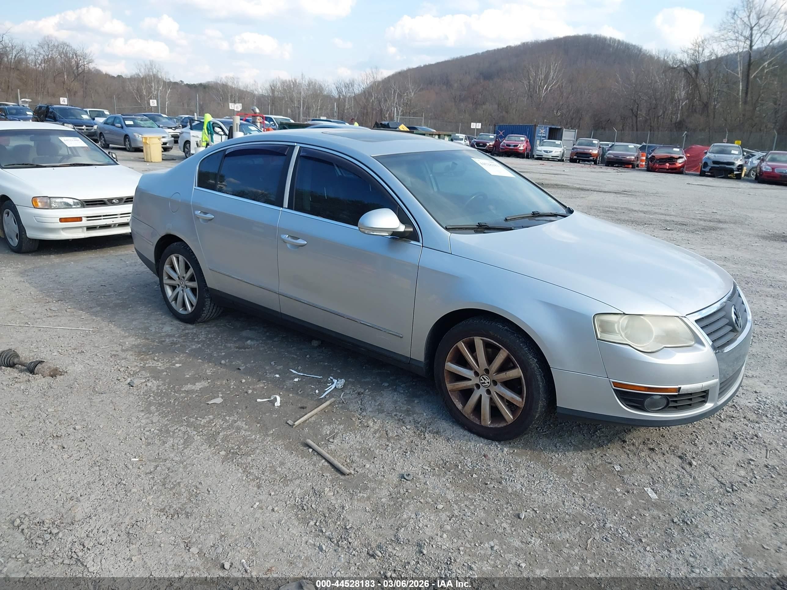 2010 Volkswagen Passat Komfort Silver vin: WVWJM7AN8AE099392